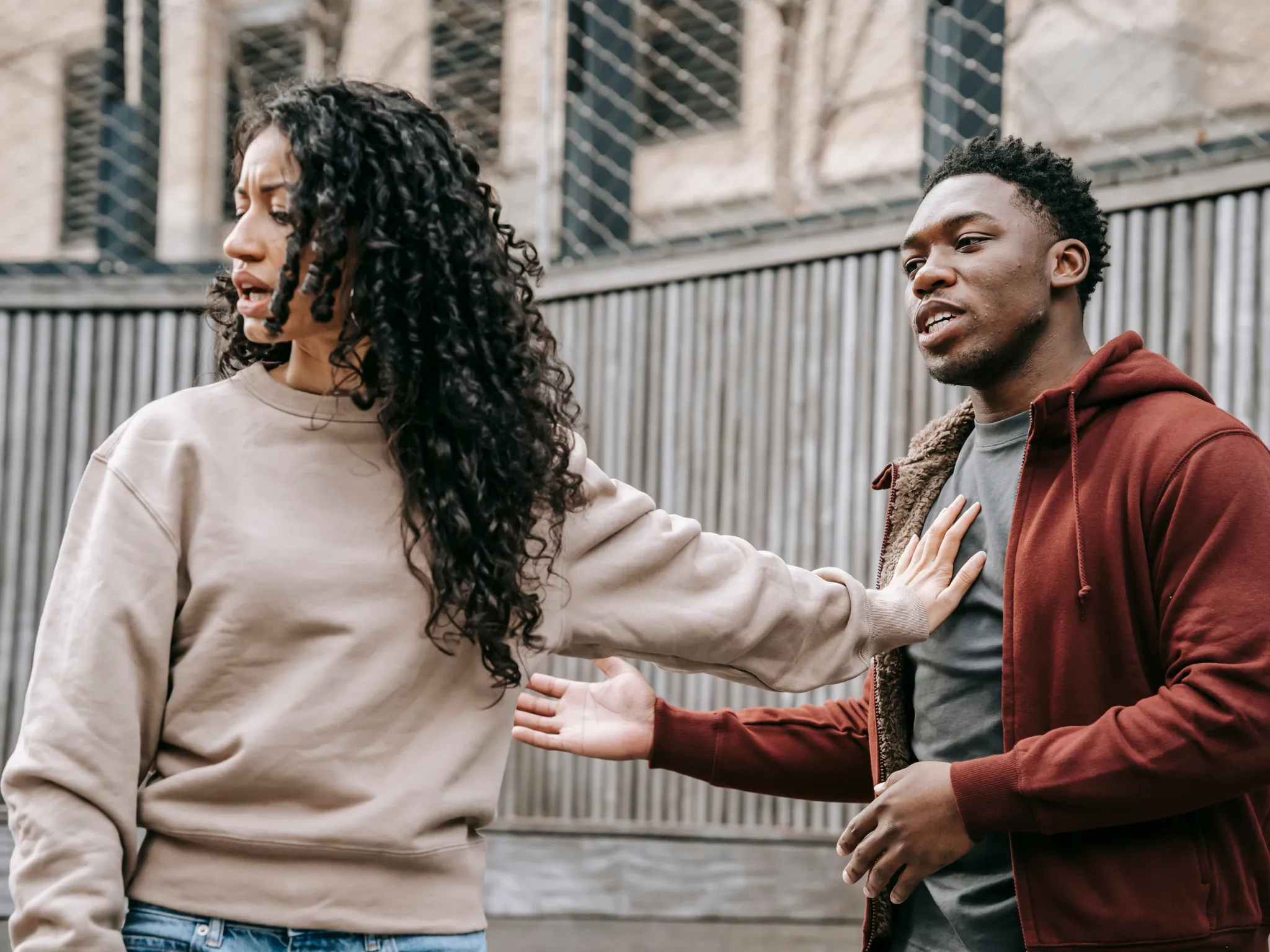 2. Kontrol Berlebihan, Seolah Kamu Nggak Punya Ruang_