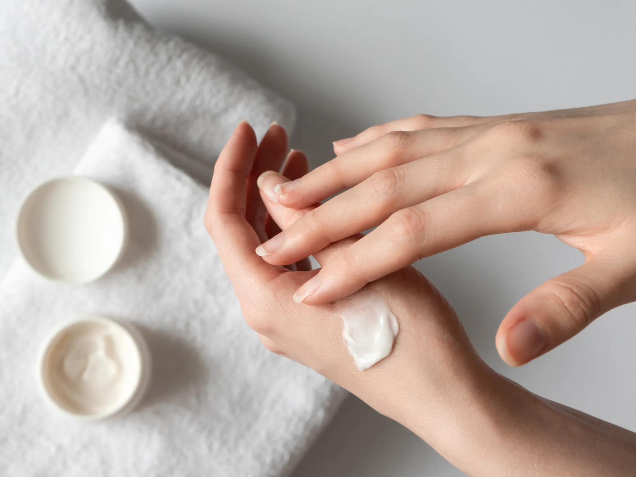 2. Moisturizing - Kulit yang Lembab adalah Kucin Kulit Sehat_