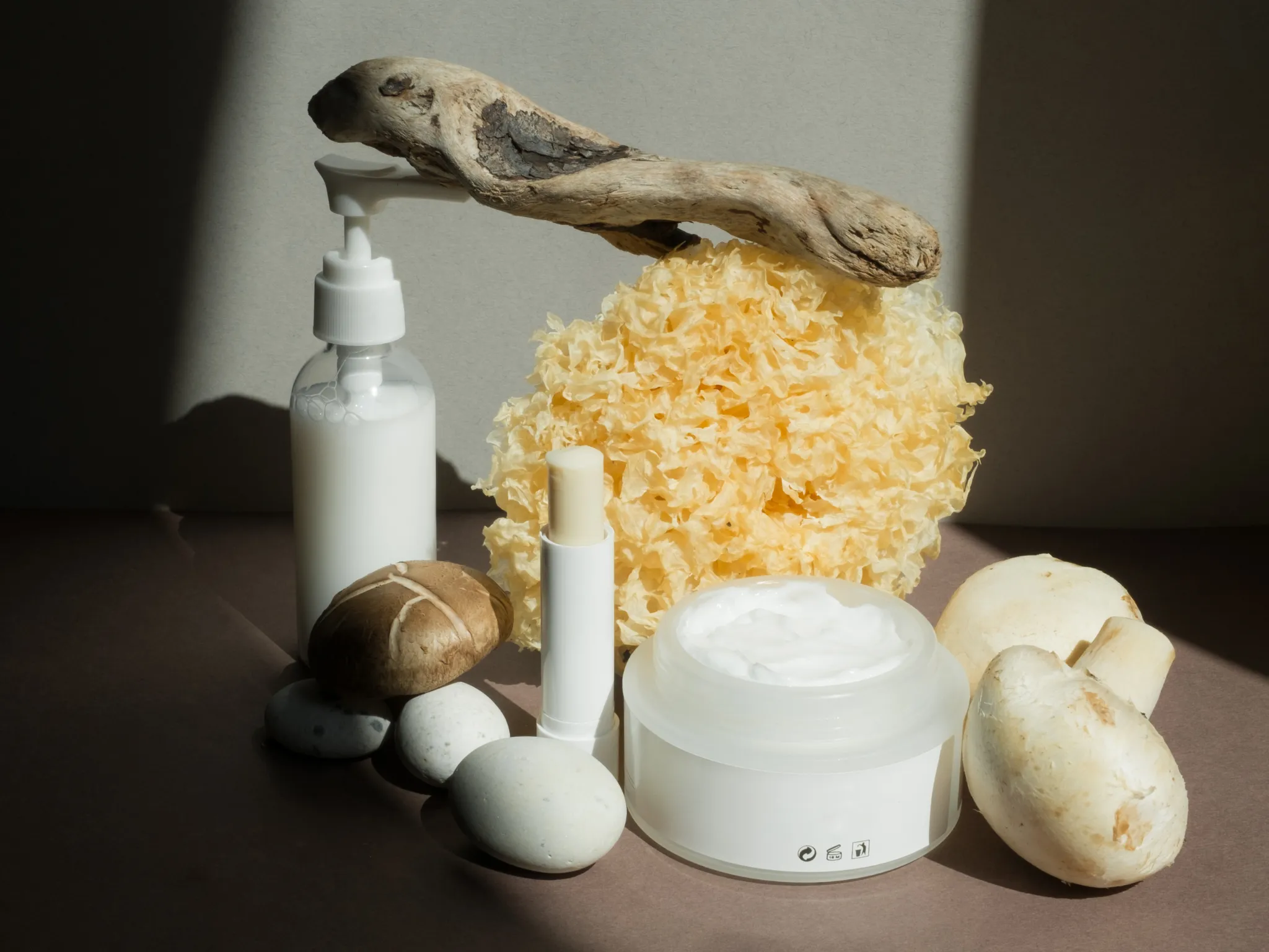 2. Pilih Skincare yang Menghidrasi, Bukan Cuma Melembapkan_