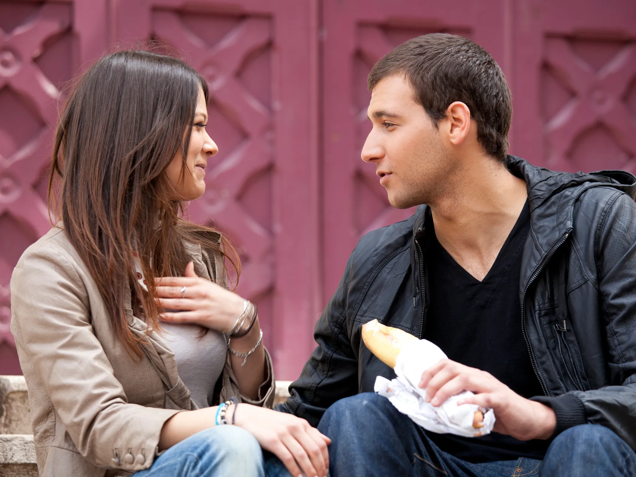 2. Punya Cara Bicara yang Lembut Tapi Tegas_