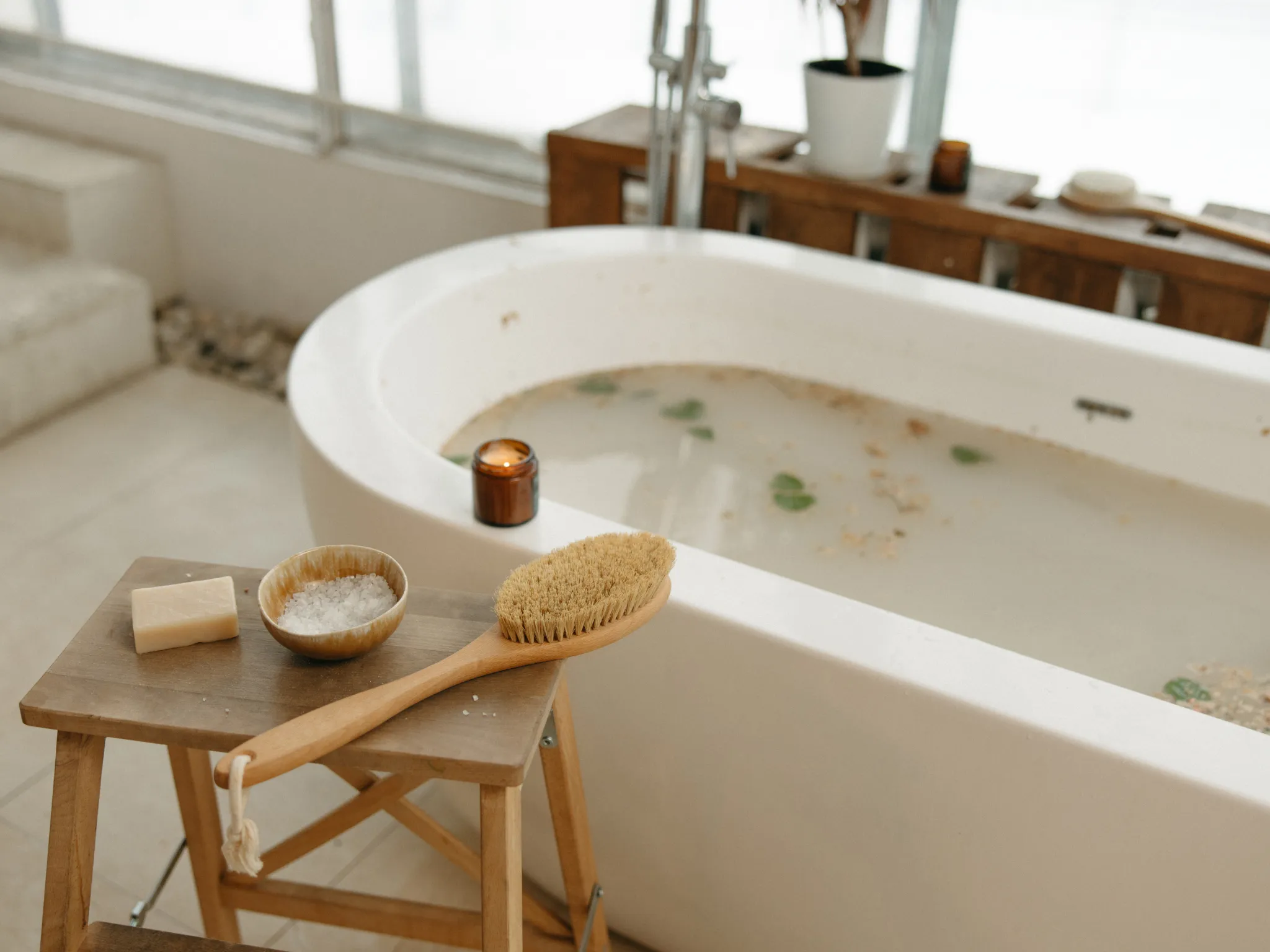 2. Sering Mandi Air Panas atau Sabun Terlalu Kuat_