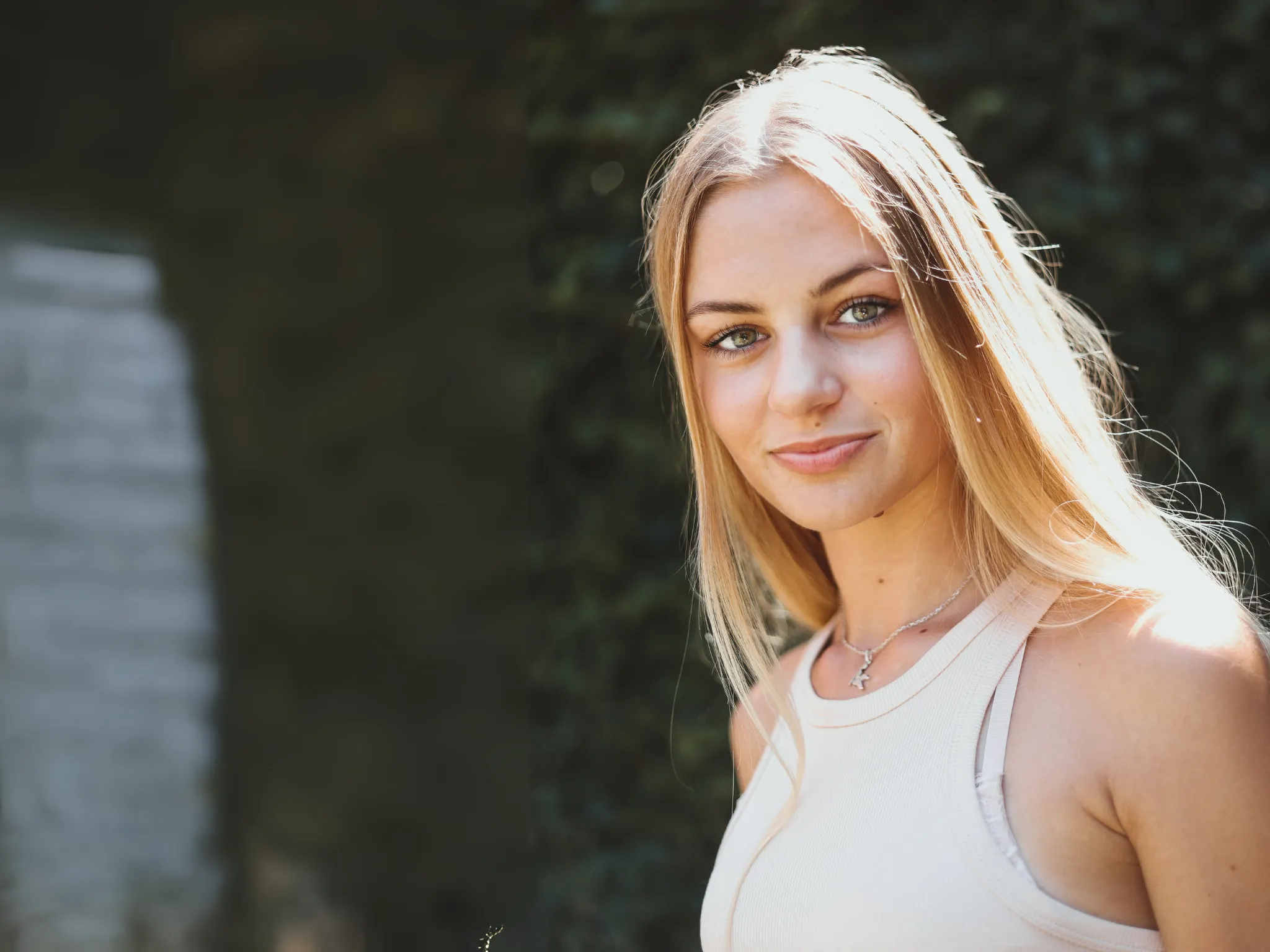 2. Tetap Tersenyum, Tapi Dingin_