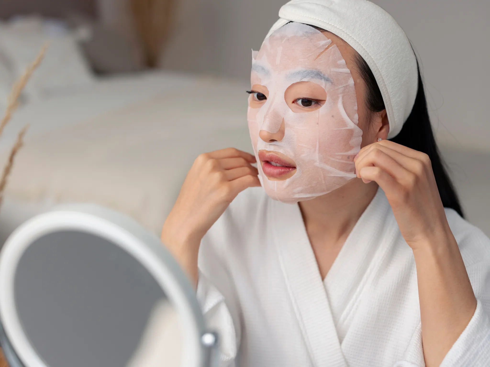 3. Gunakan Sleeping Mask atau Hydrating Serum di Malam Hari_