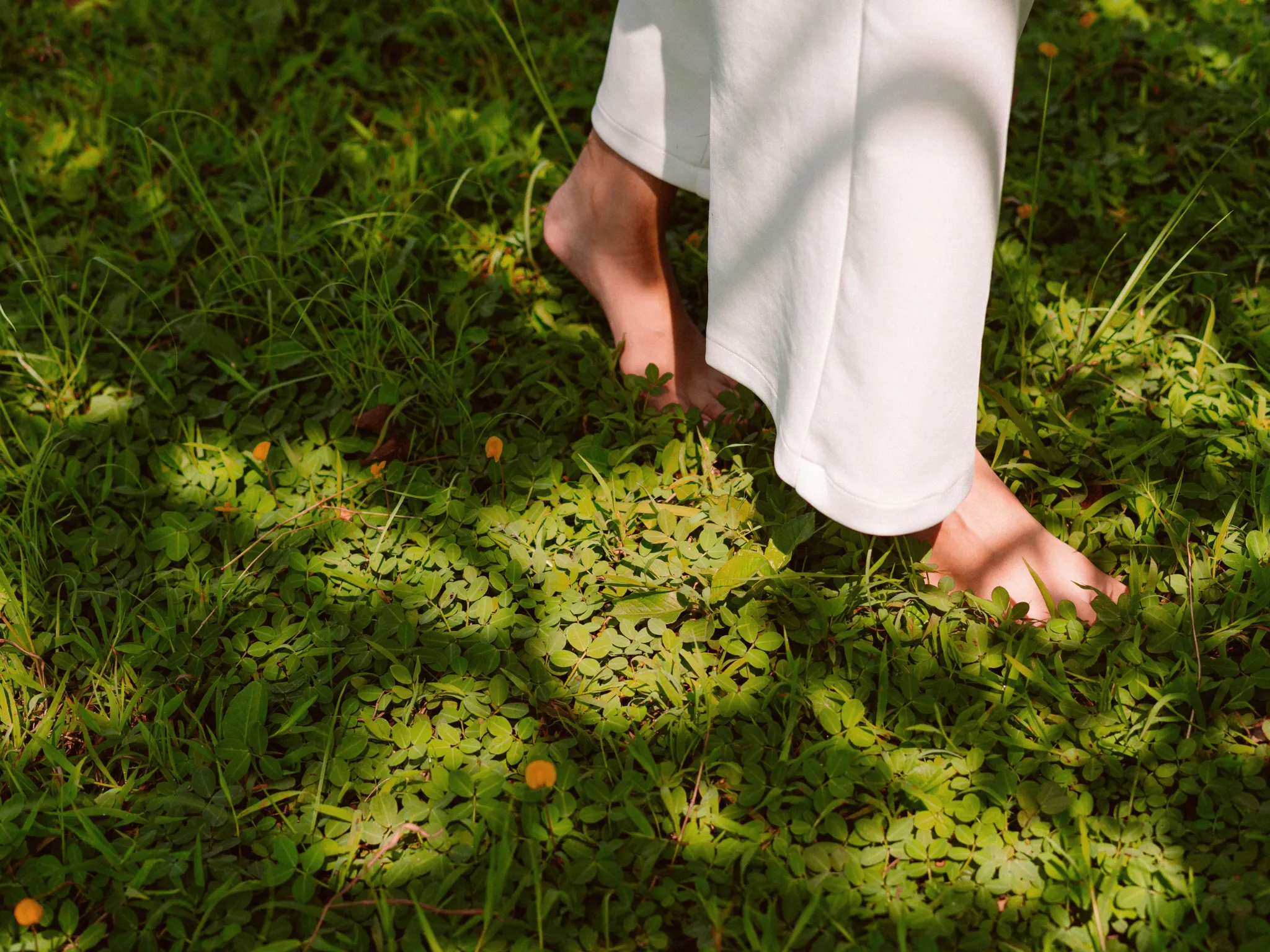 3. Kebiasaan Jalan Tanpa Alas Kaki_