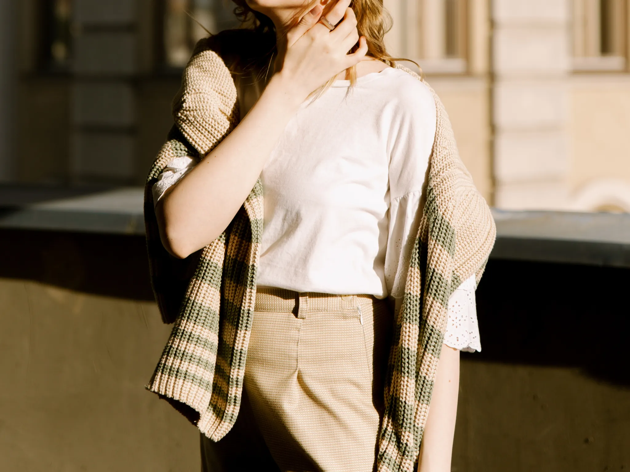 3. Kombinasi Rok Lurus dan Outer Netral_