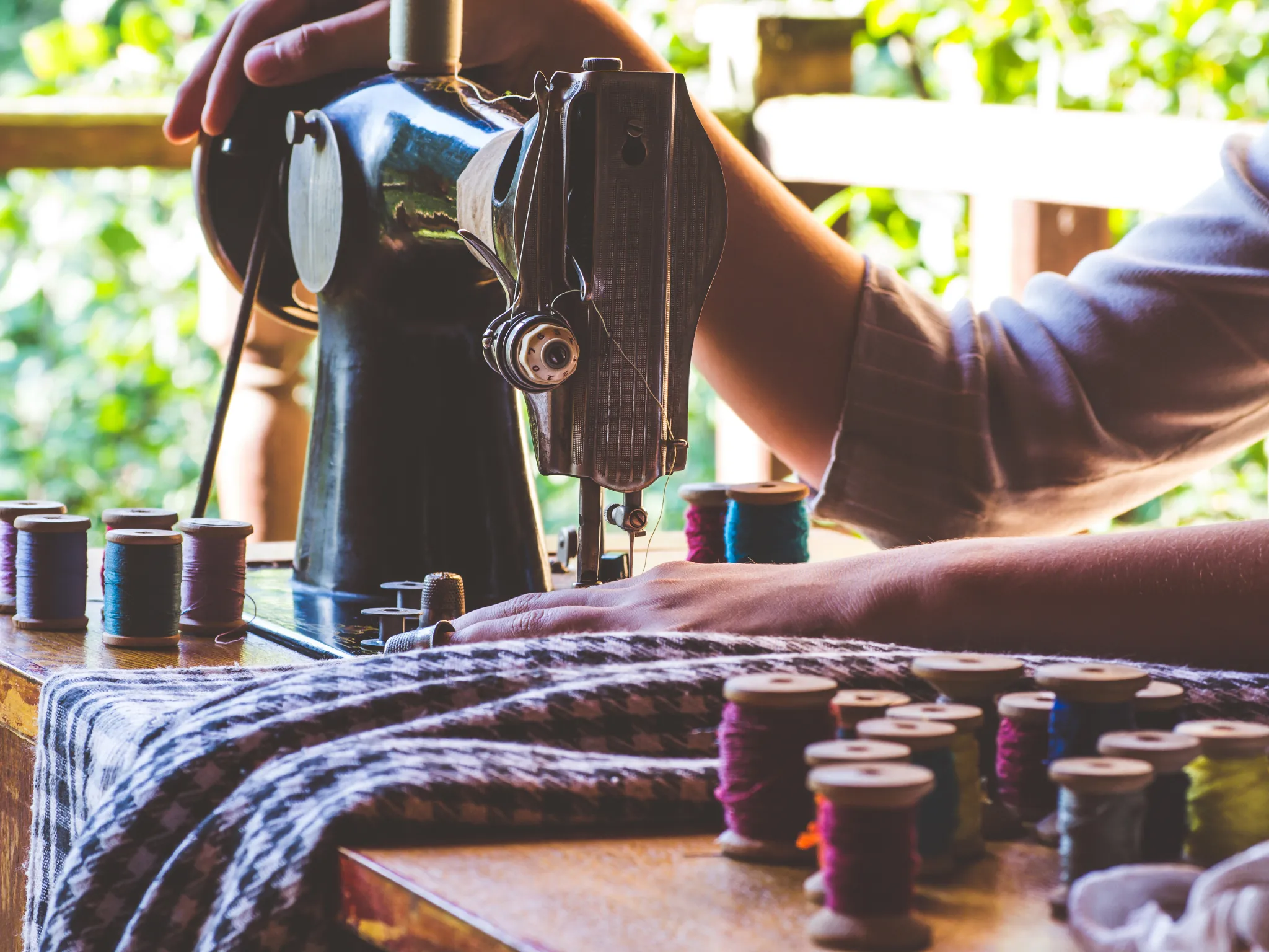 3. Menjahit atau Permak Baju_