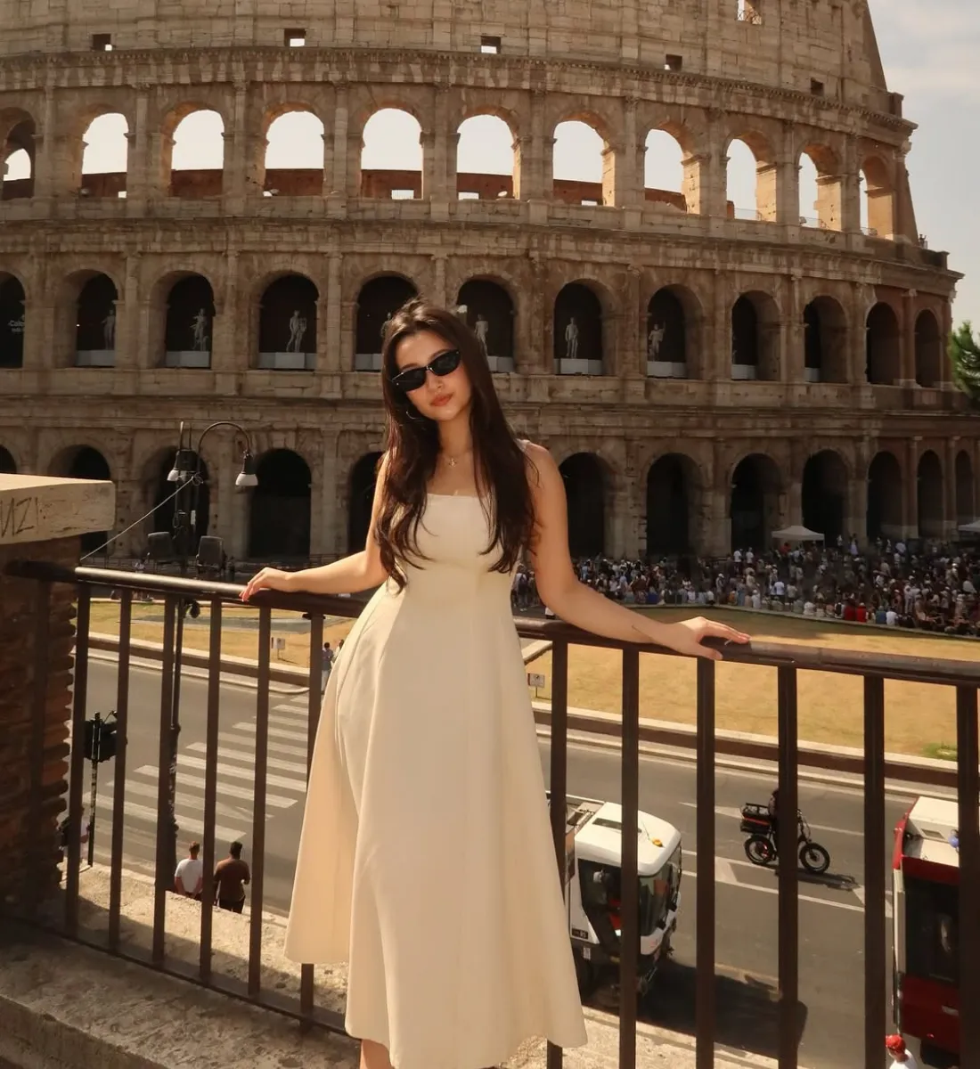 4. Gaun Krem dan Latar Roman Forum_4. Gaun Krem dan Latar Roman Forum_