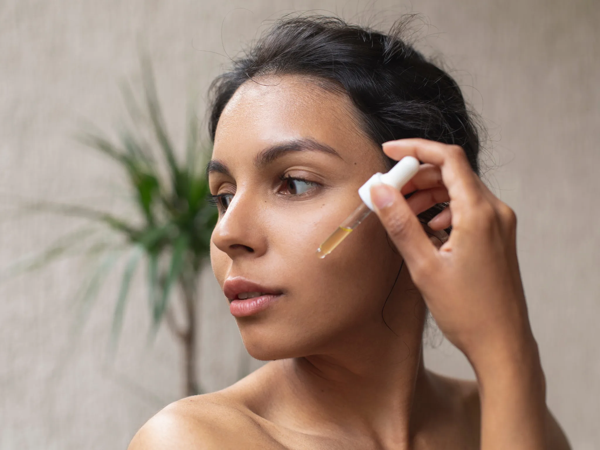 4. Gunakan Serum yang Mengandung Brightening Agent_