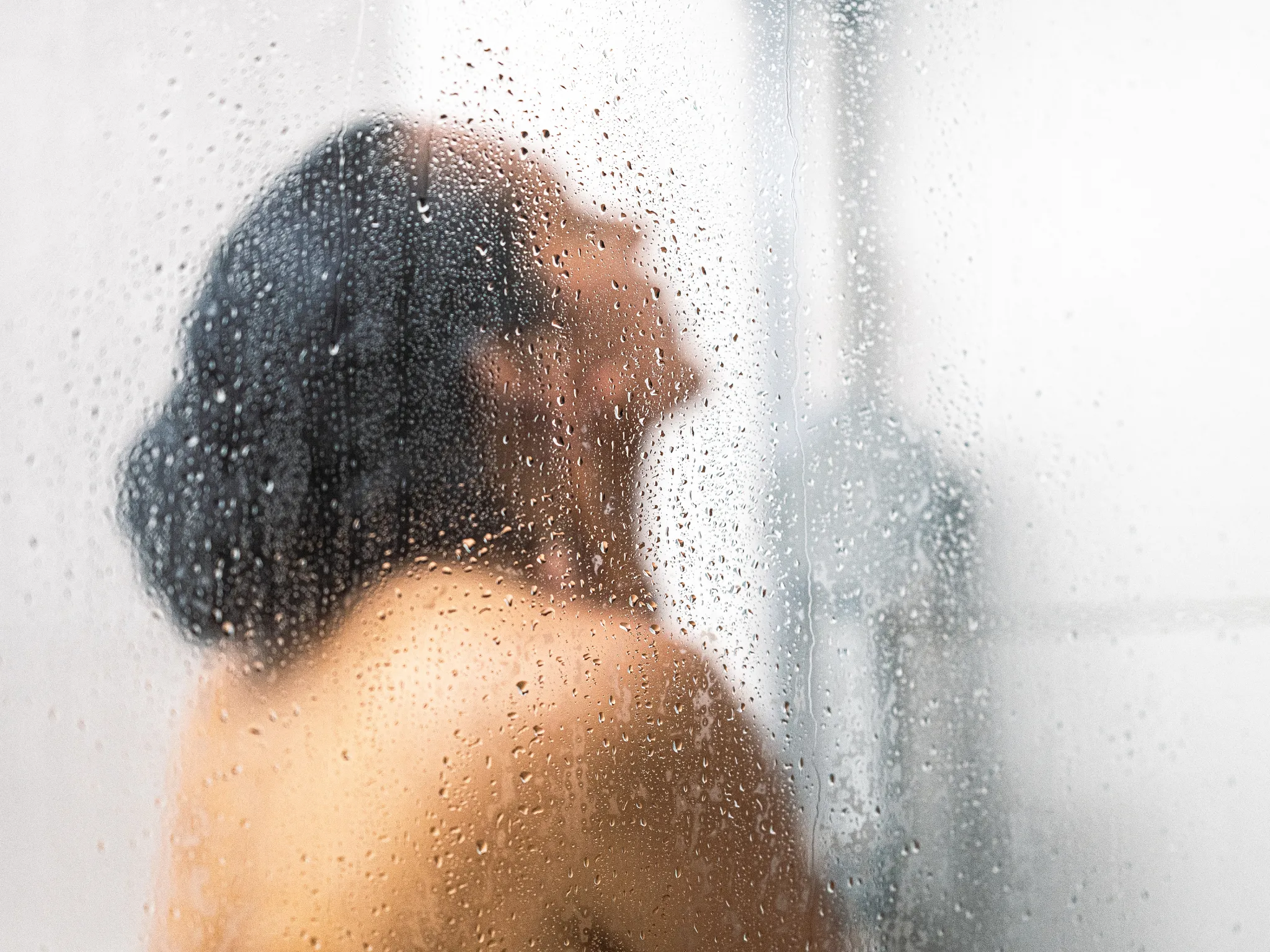 4. Hindari Mandi Air Panas Terlalu Lama_