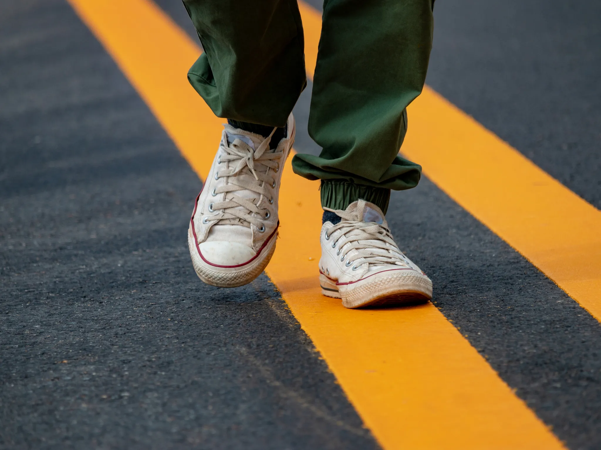 4. Sepatu yang Nggak Nyaman atau Terlalu Ketat_