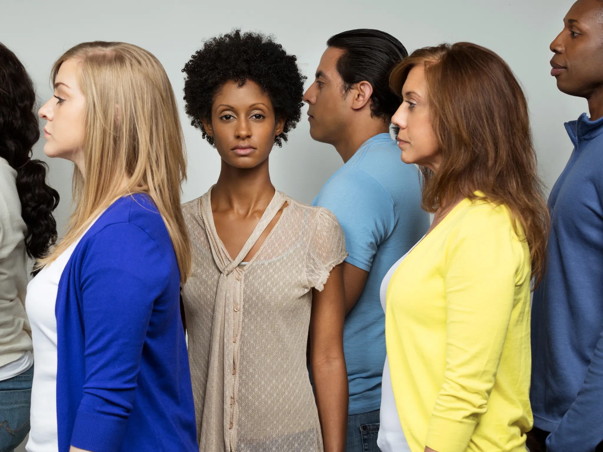 5. Menarik Diri dari Lingkungan Sosial_