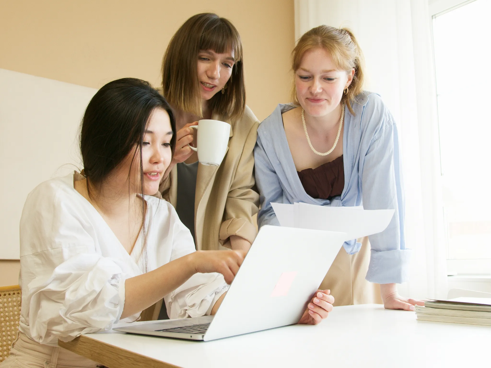 5. Punya Gaya Bicara yang Tegas tapi Sopan_