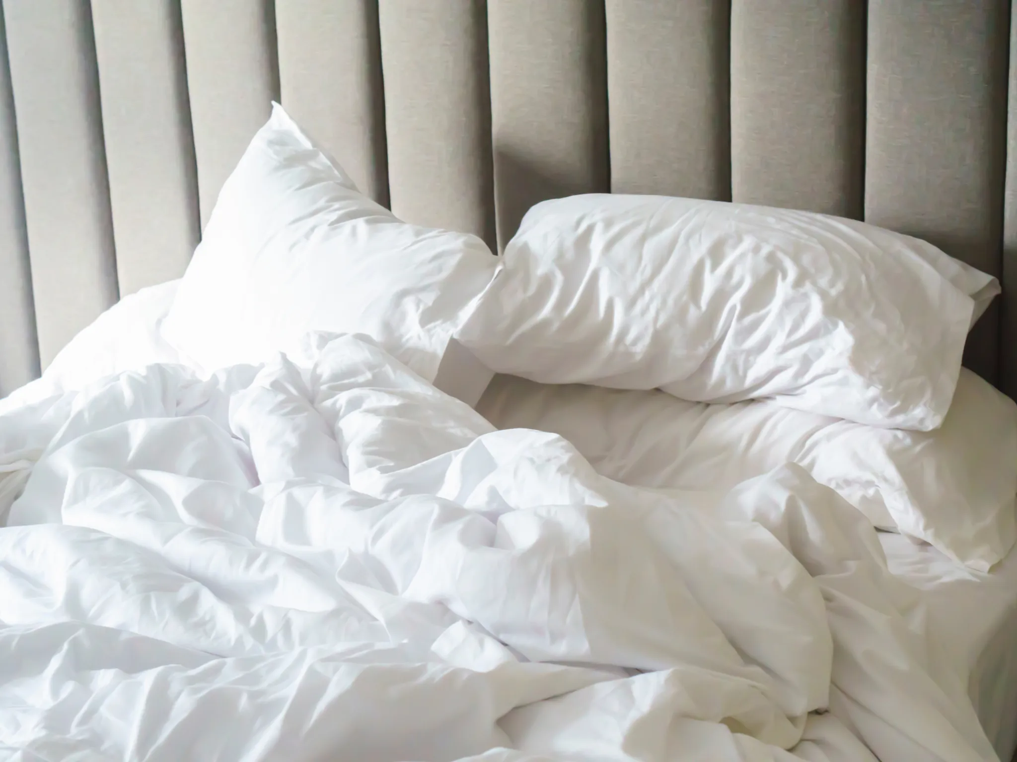 6. Jaga Kebersihan Pakaian dan Sprei_