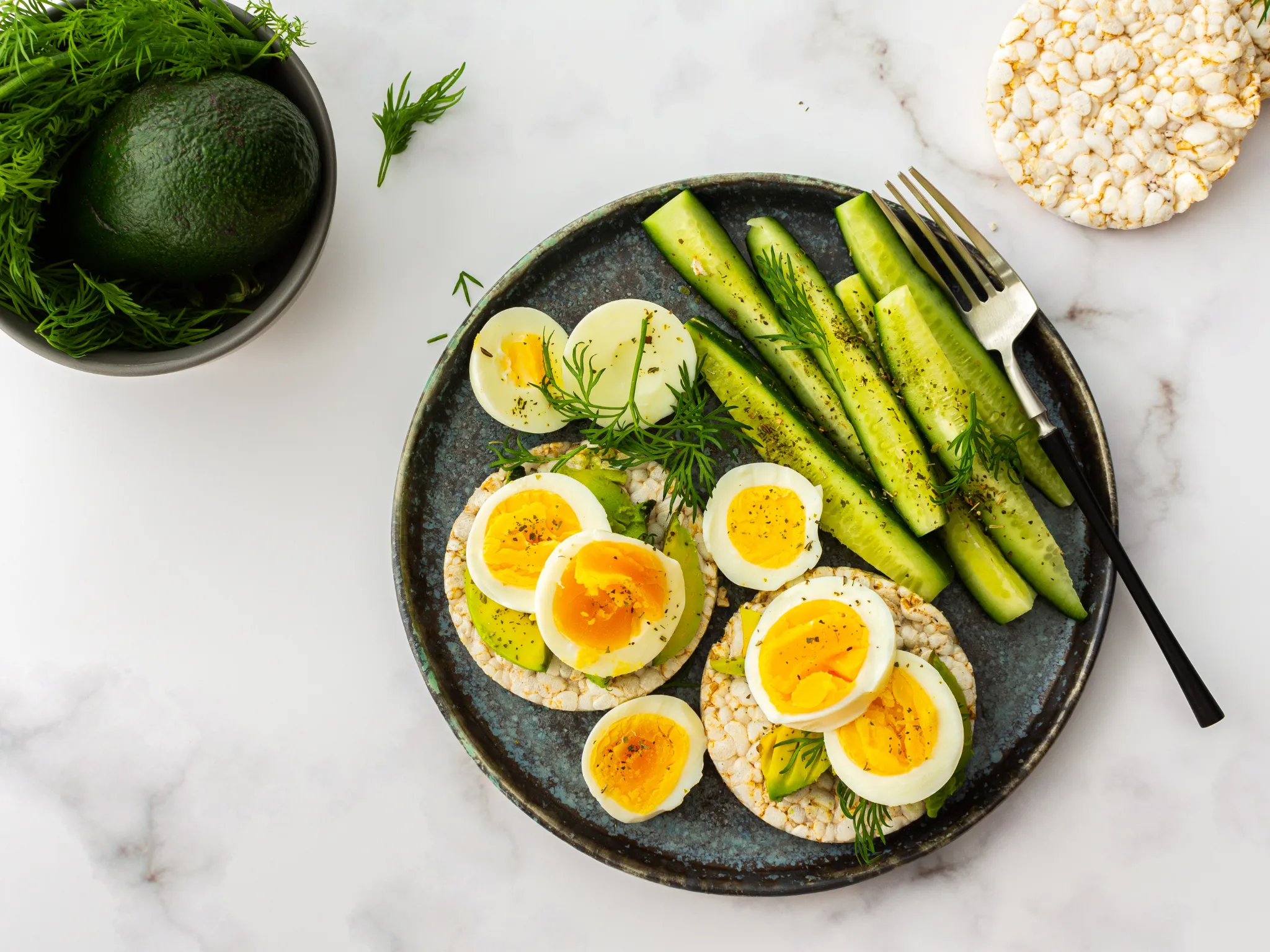 7. Telur Rebus dan Irisan Timun_