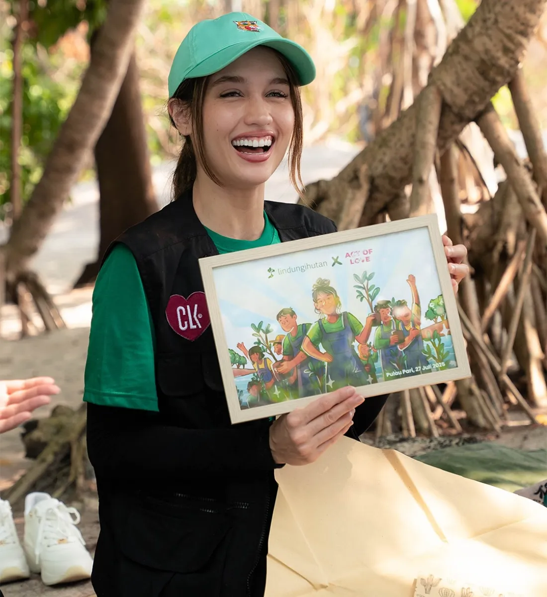 Cinta Laura bersama kenangan manis potret semangat anak muda menanam mangrove demi menyelamatkan pesisir._