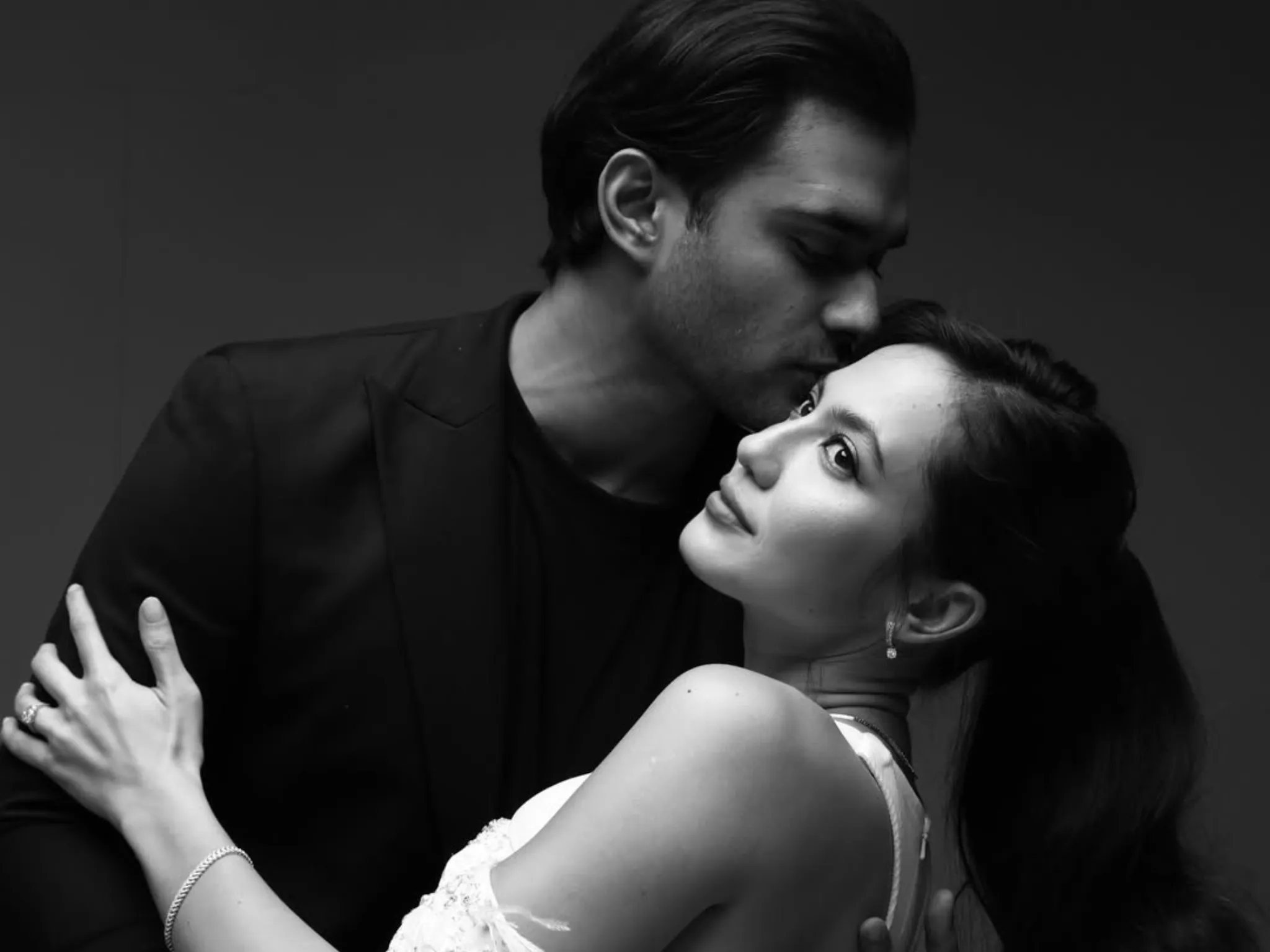 Couple Goals! Pevita Pearce Rayakan Ulang Tahun Suami dengan Ucapan Menyentuh_