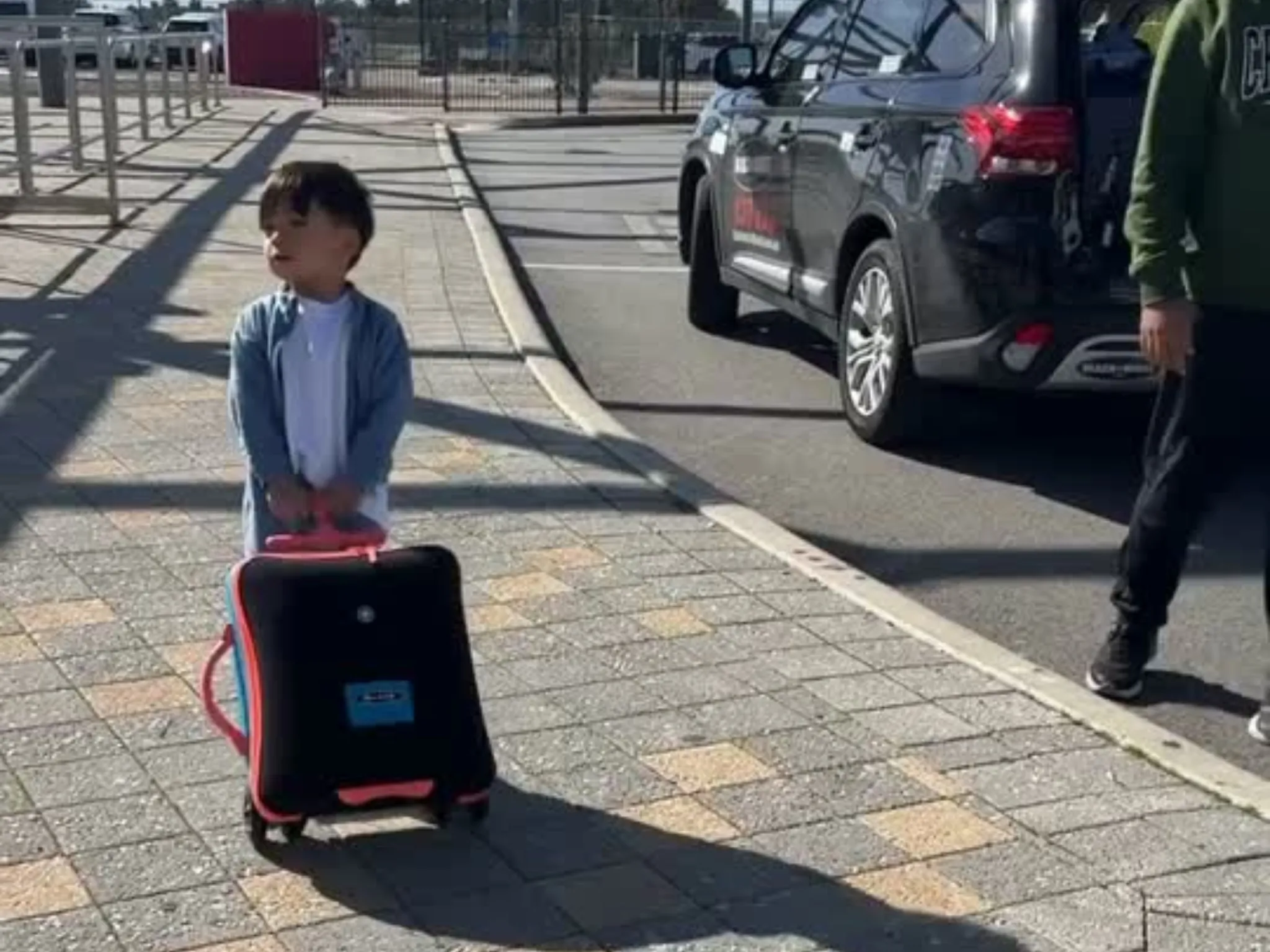 Issa Sudah Mulai Mandiri, Geret Koper Sendiri!_