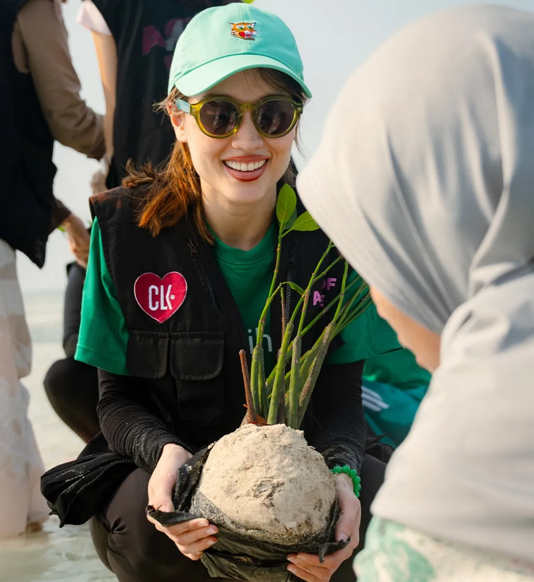 Lewat yayasan Act of Love, Cinta Laura menunjukkan kepeduliannya menjaga ekosistem Pulau Pari dari ancaman reklamasi dan abrasi._