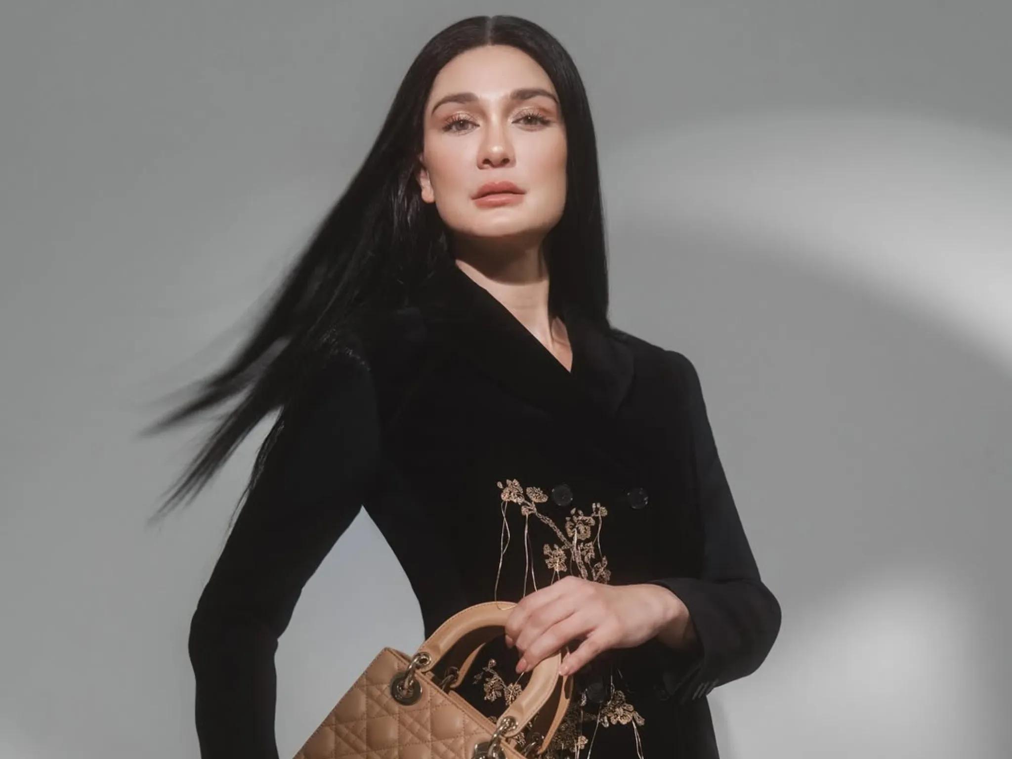 Luna Maya Turun Gunung Bela Erika Carlina, Netizen Heboh!_