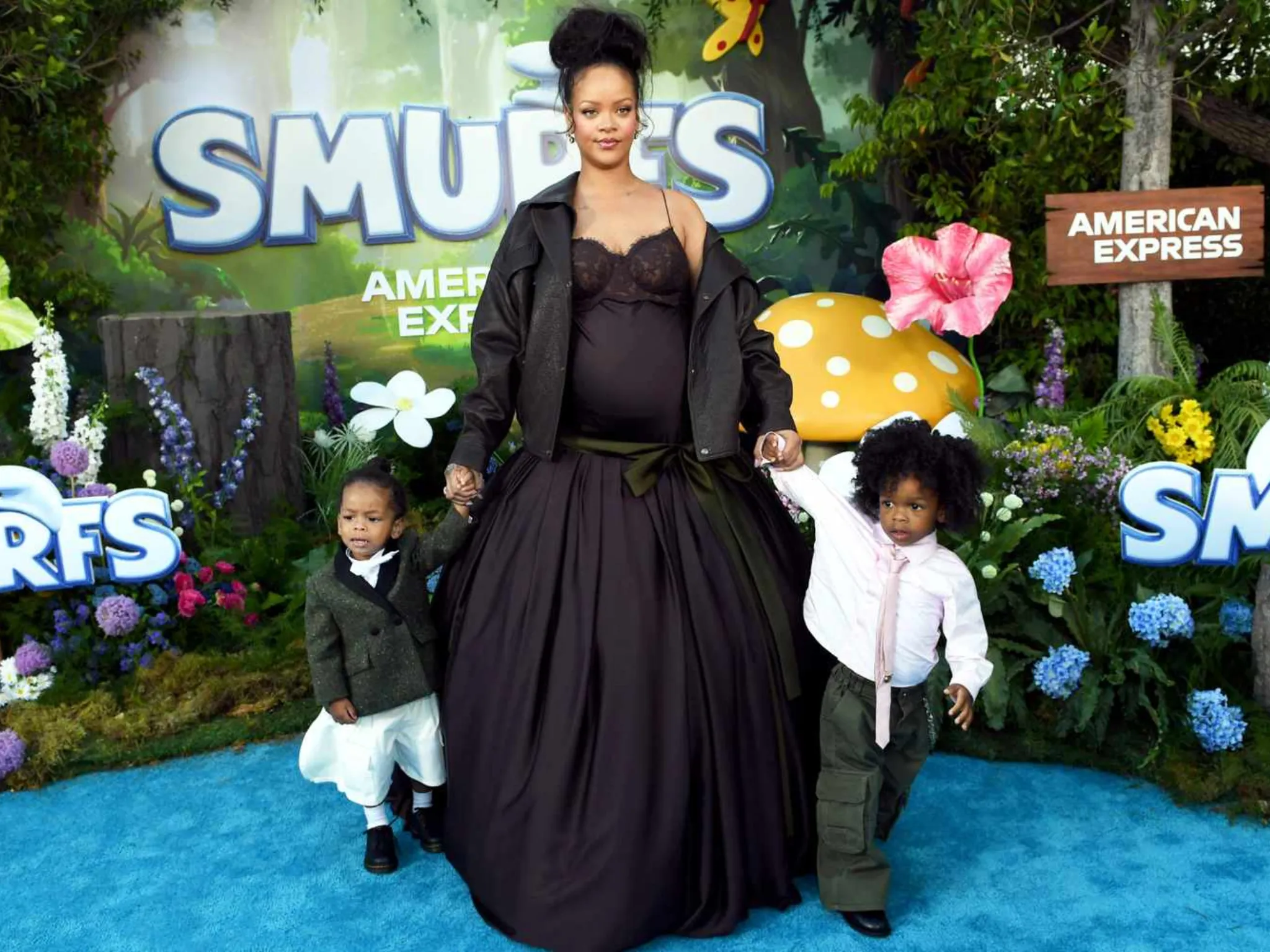 Rihanna Tampil Stunning Bareng Anak di Premier Smurfs_