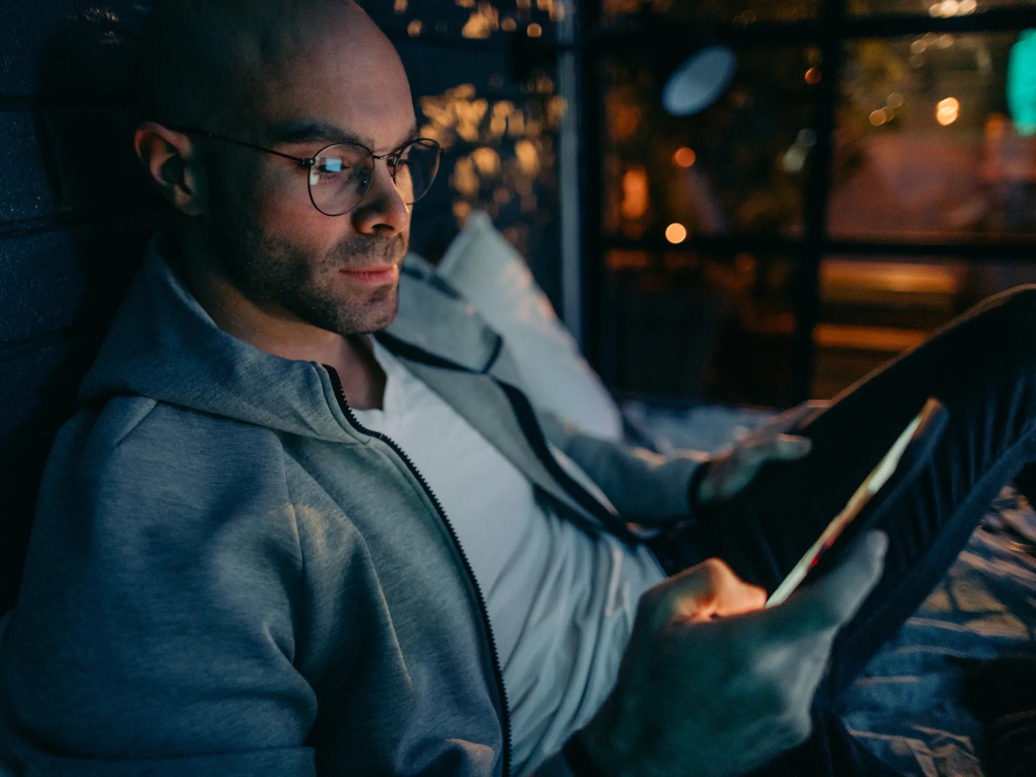 1. Dia Masih Sering Stalking Sosmed Kamu