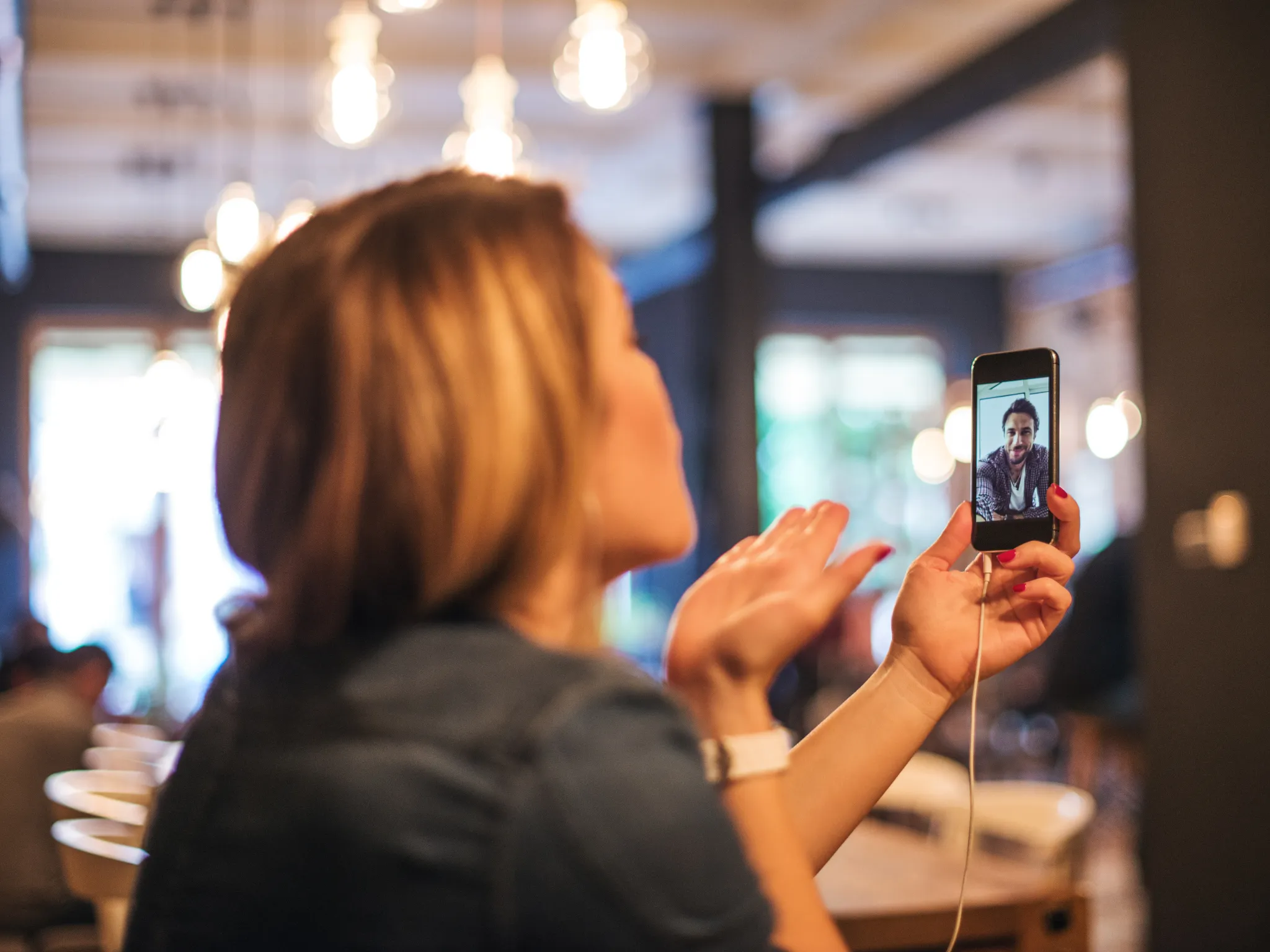 1. Komunikasi Rutin Tapi Nggak Berlebihan_