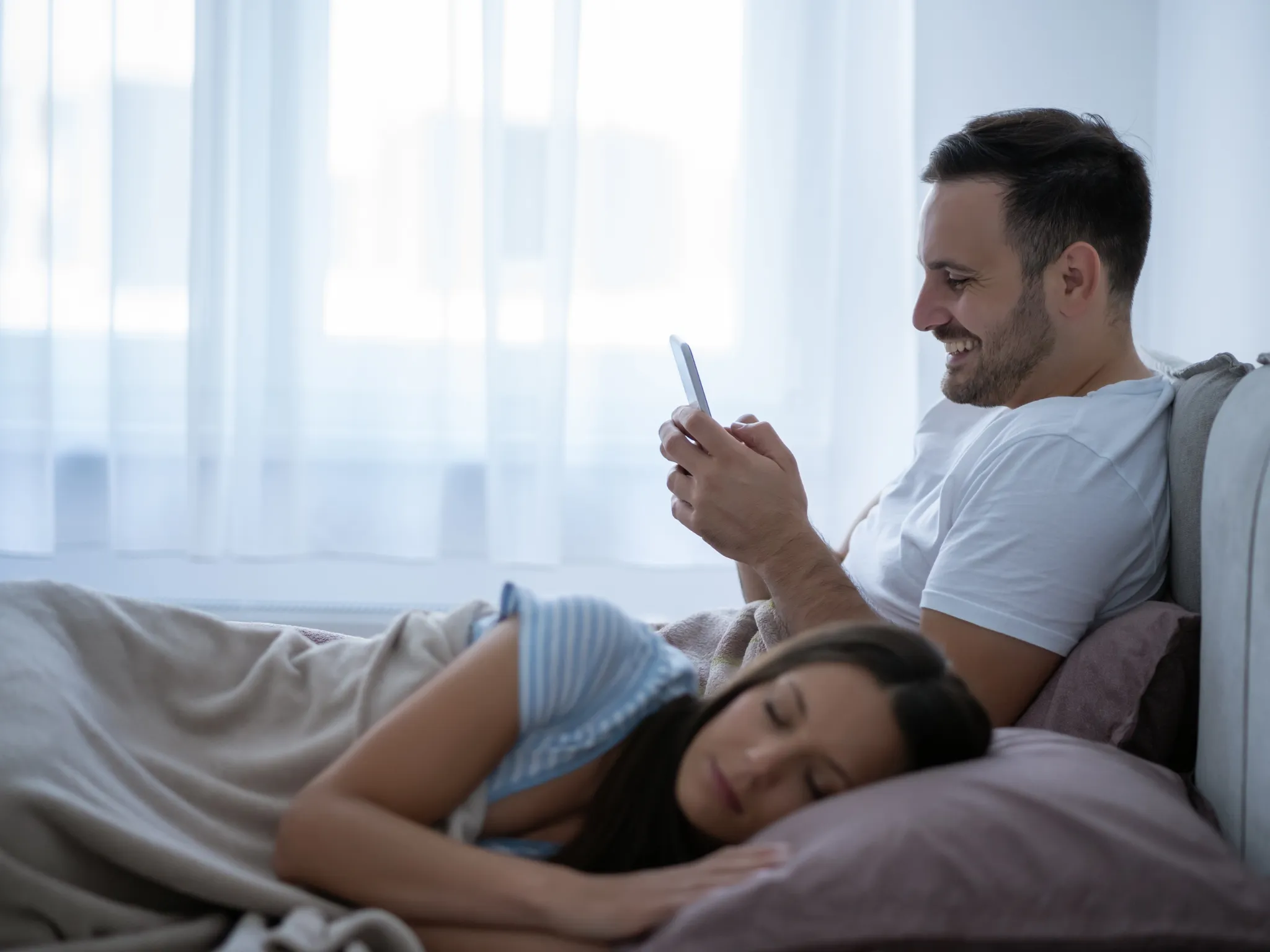 1. Sering Menghubungi di Luar Jam Wajar_