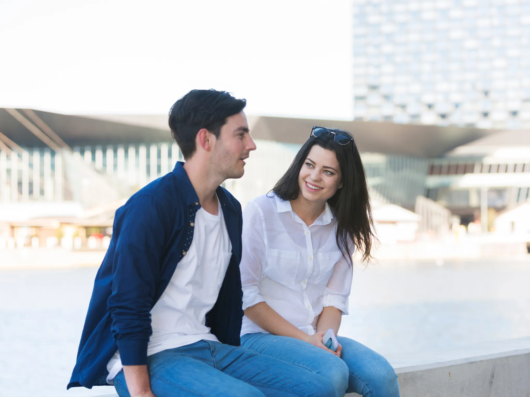 1. Tatapannya Lebih Lama dari Biasanya_