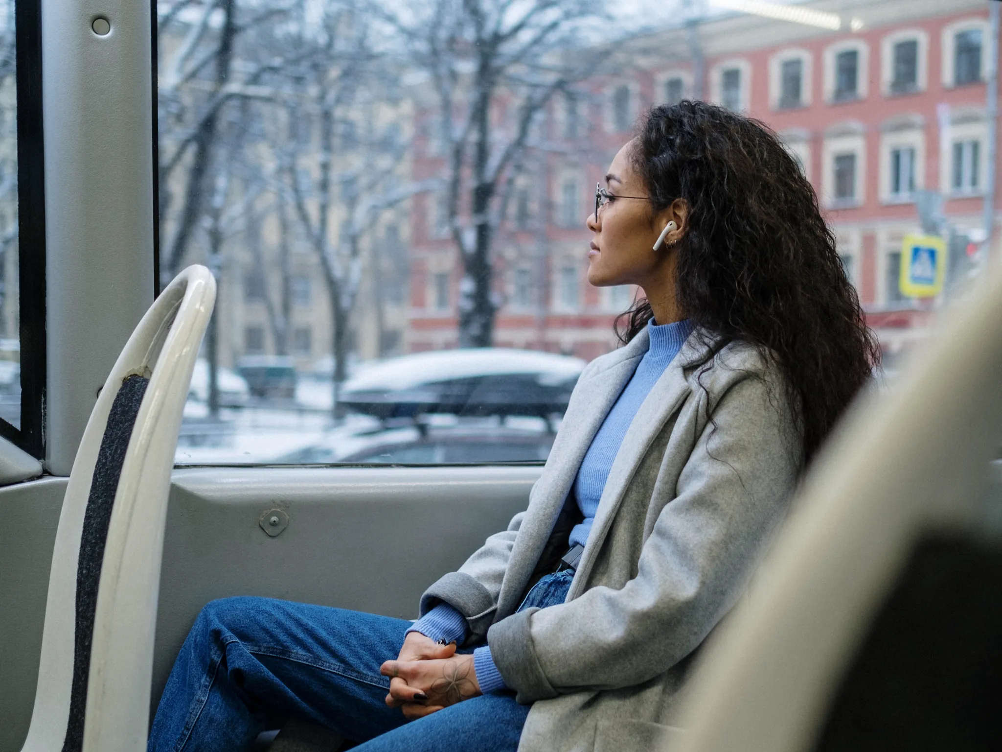 2. Dengarkan Musik Favorit_