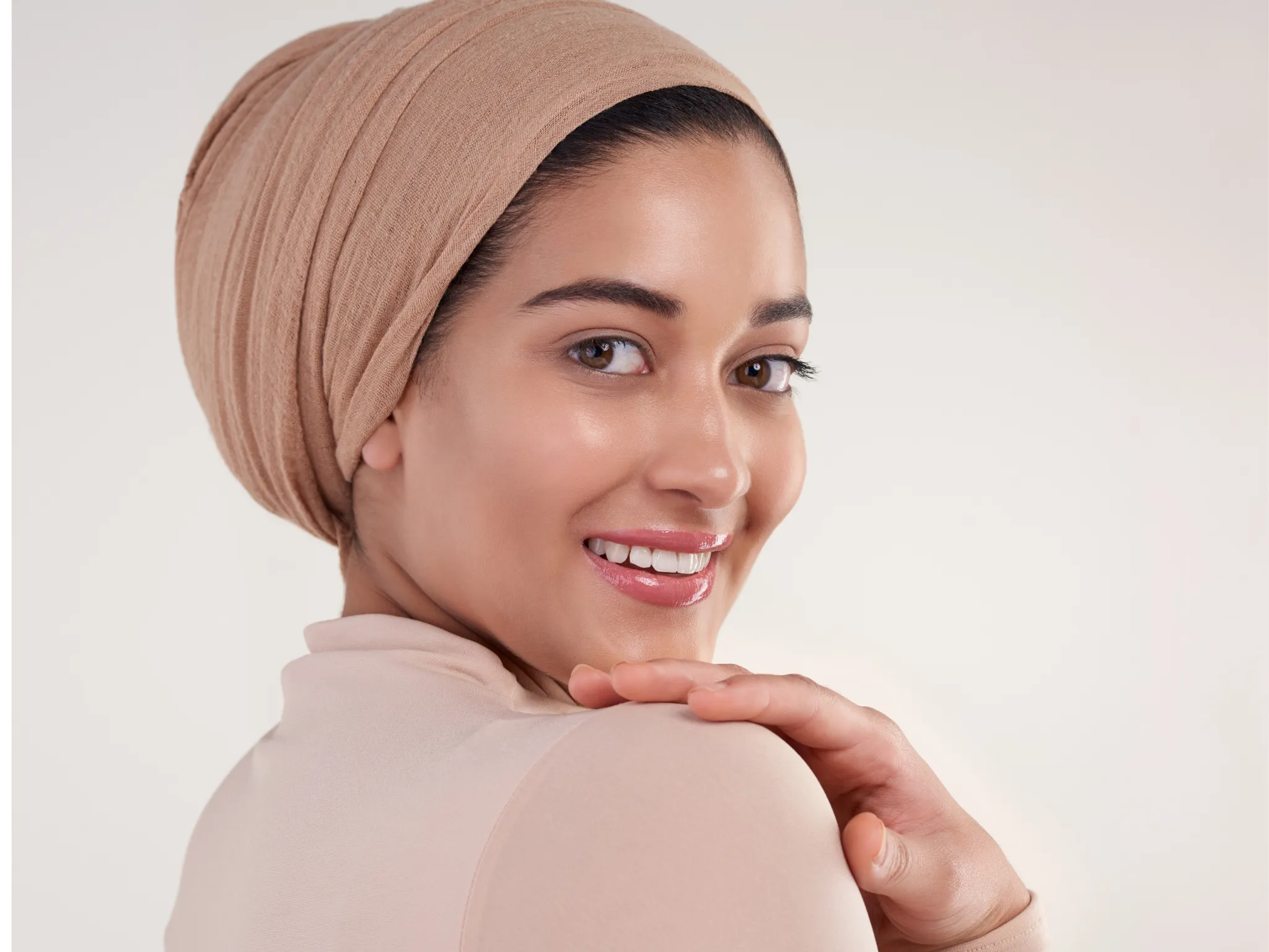 2. Mencerahkan dan Meratajan Warna Kulit_