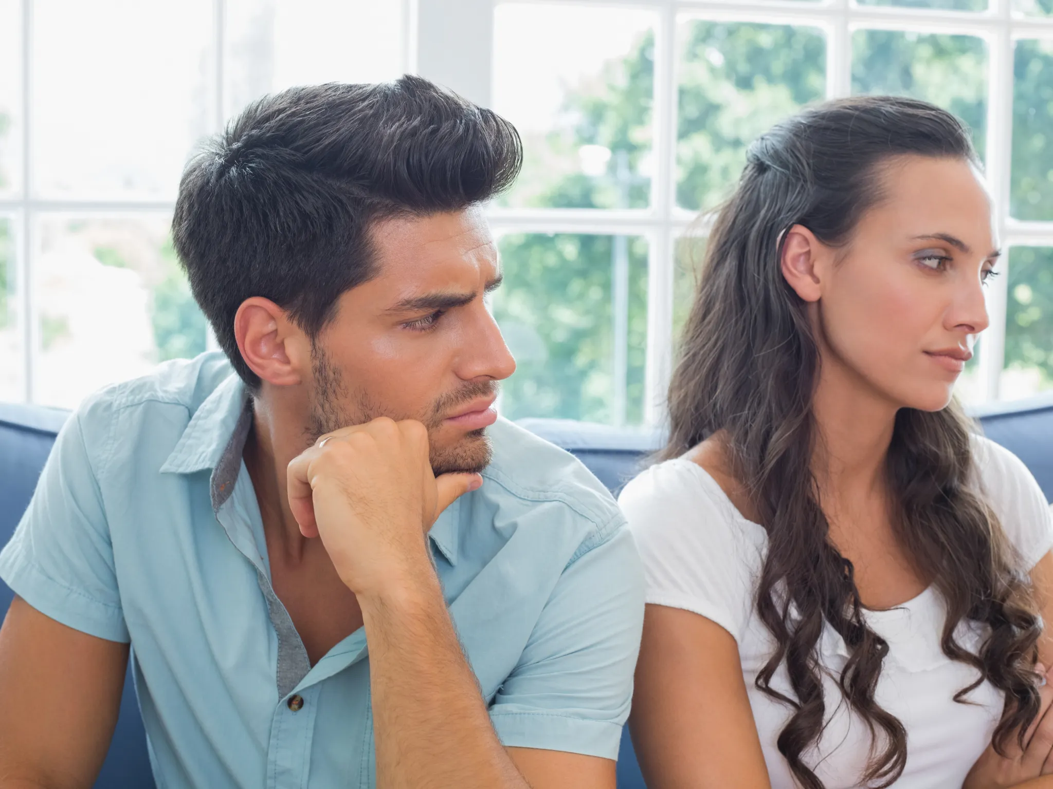 3. Bersikap Posesif Tapi Tersembunyi_