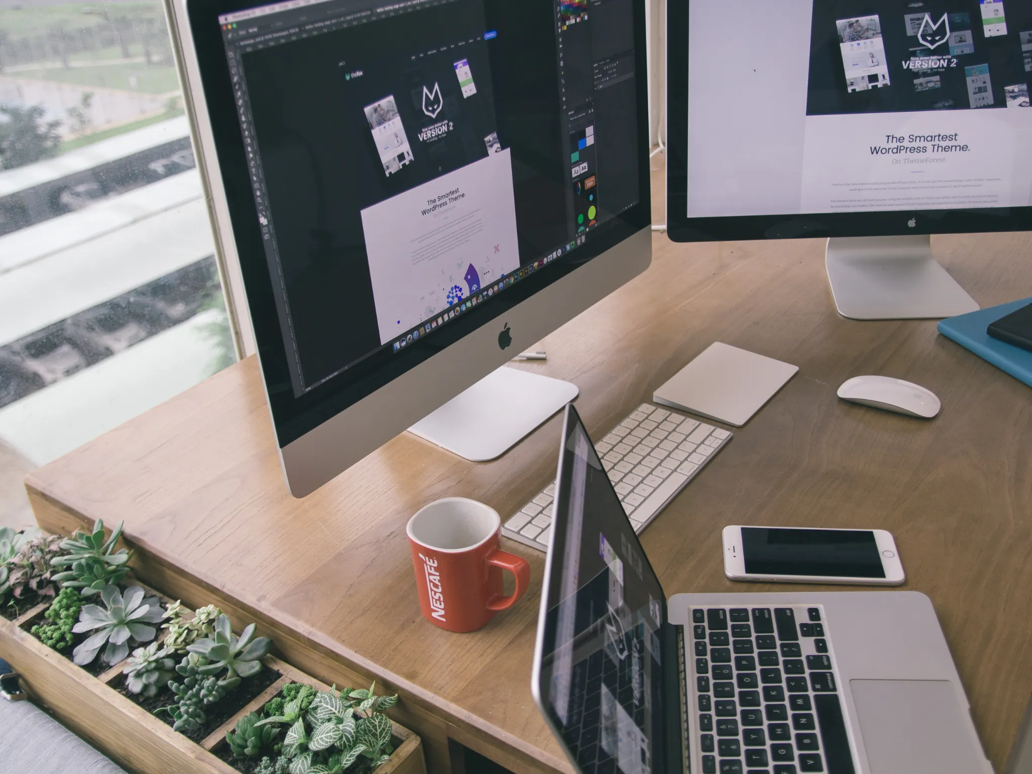 3. Meja Kerja yang Rapi_