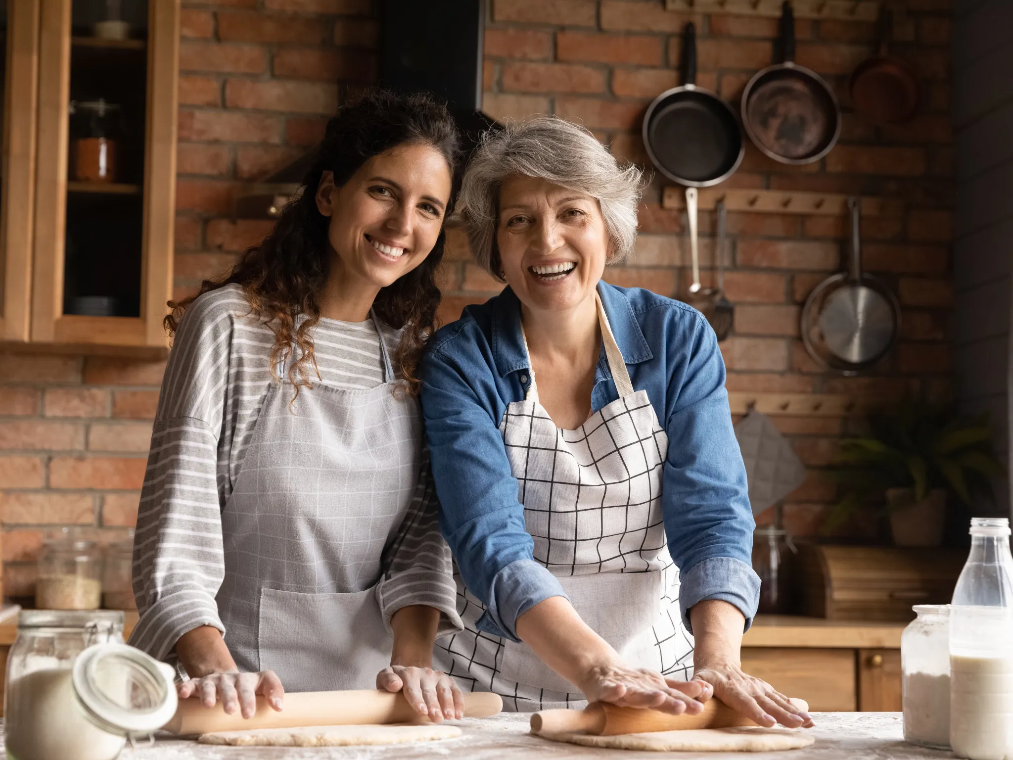 3. Memberikan atau Menawarkan Makanan Favorit_