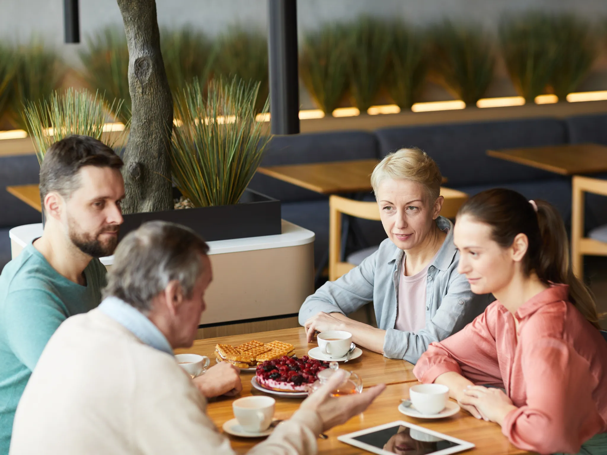 4. Hormati Pasanganmu di Depan Mereka_