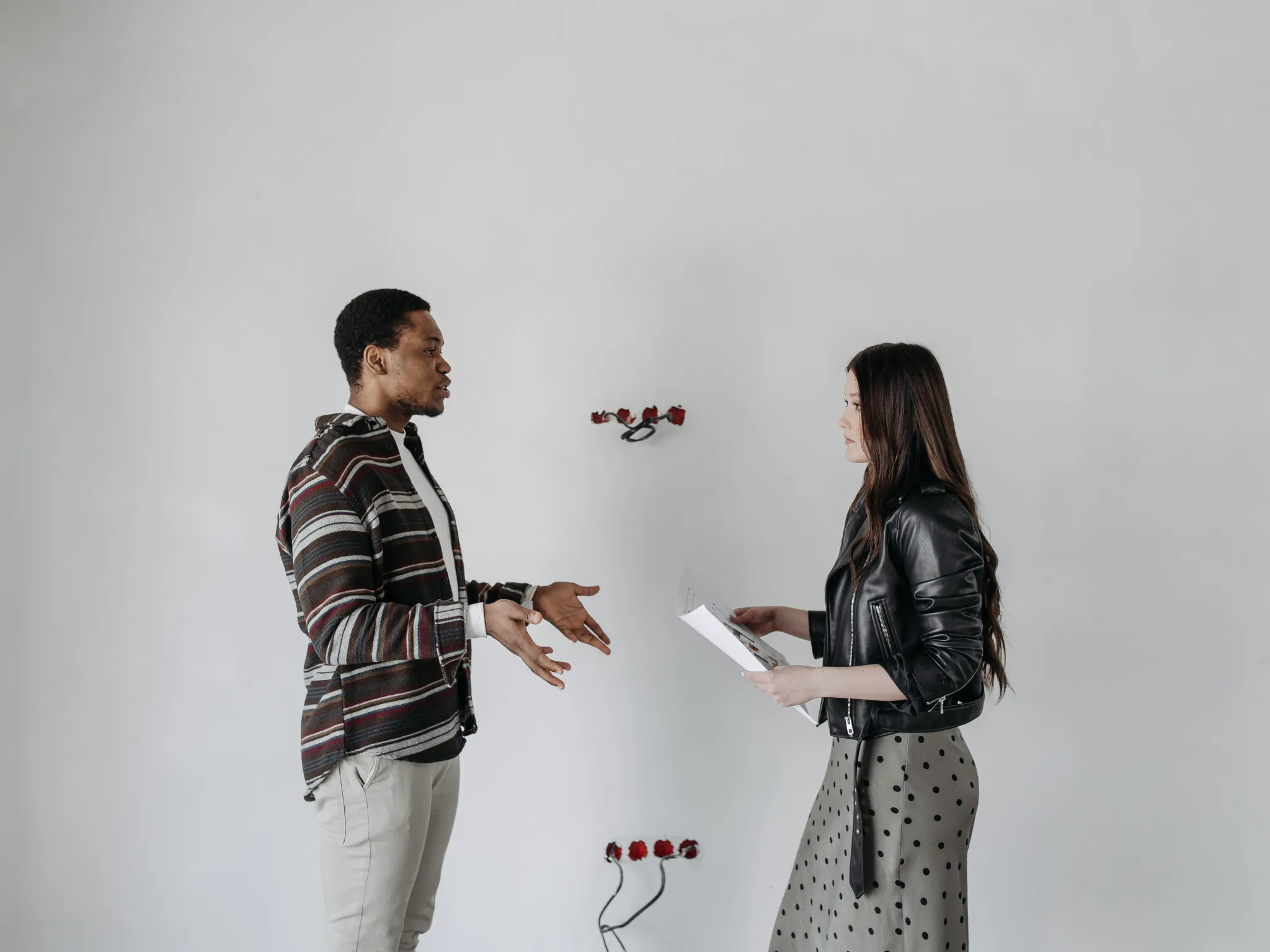 4. Jarang atau Enggan Membahas Istrinya_