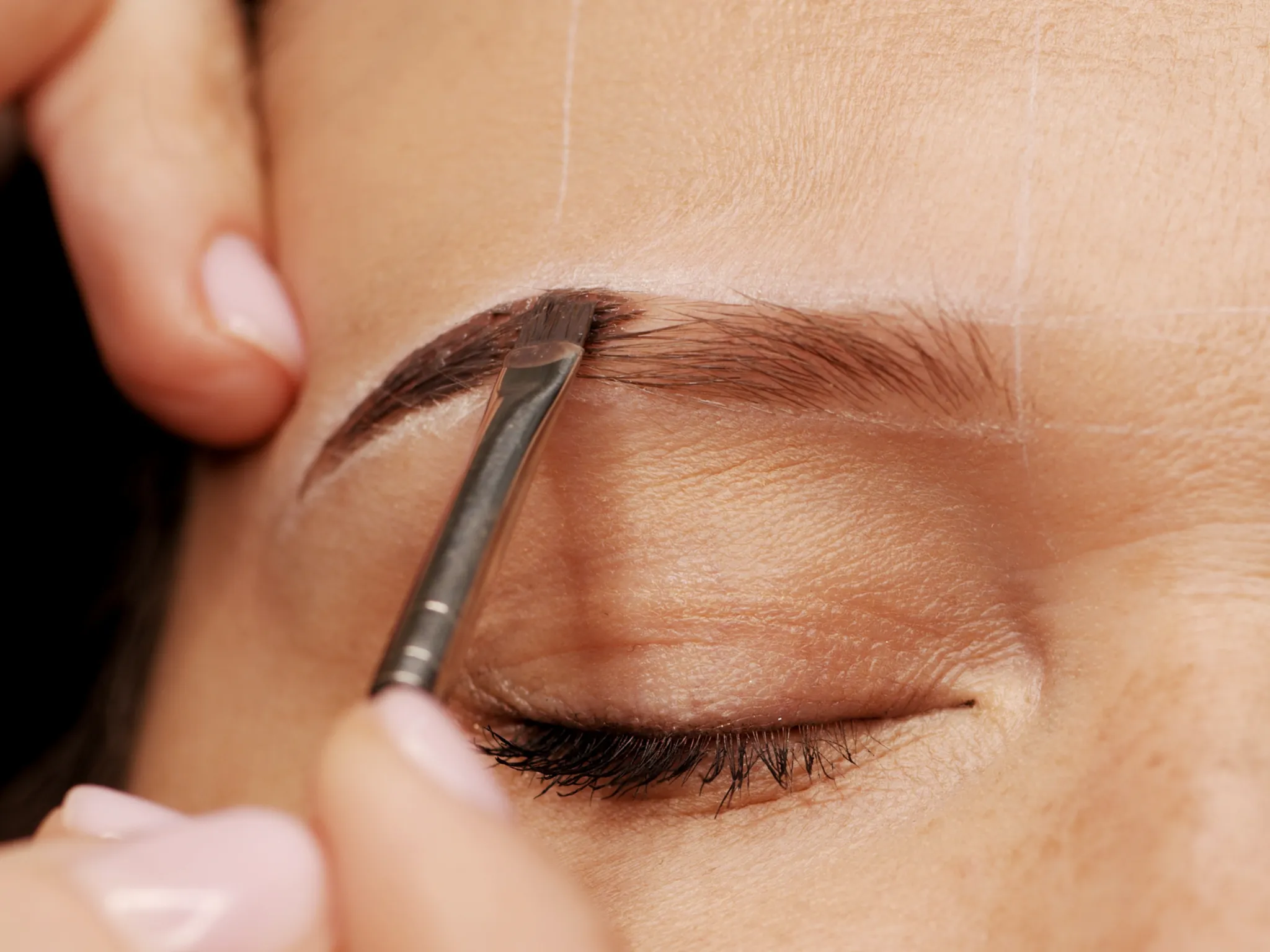 4. Membentuk dan Merapikan Alis_