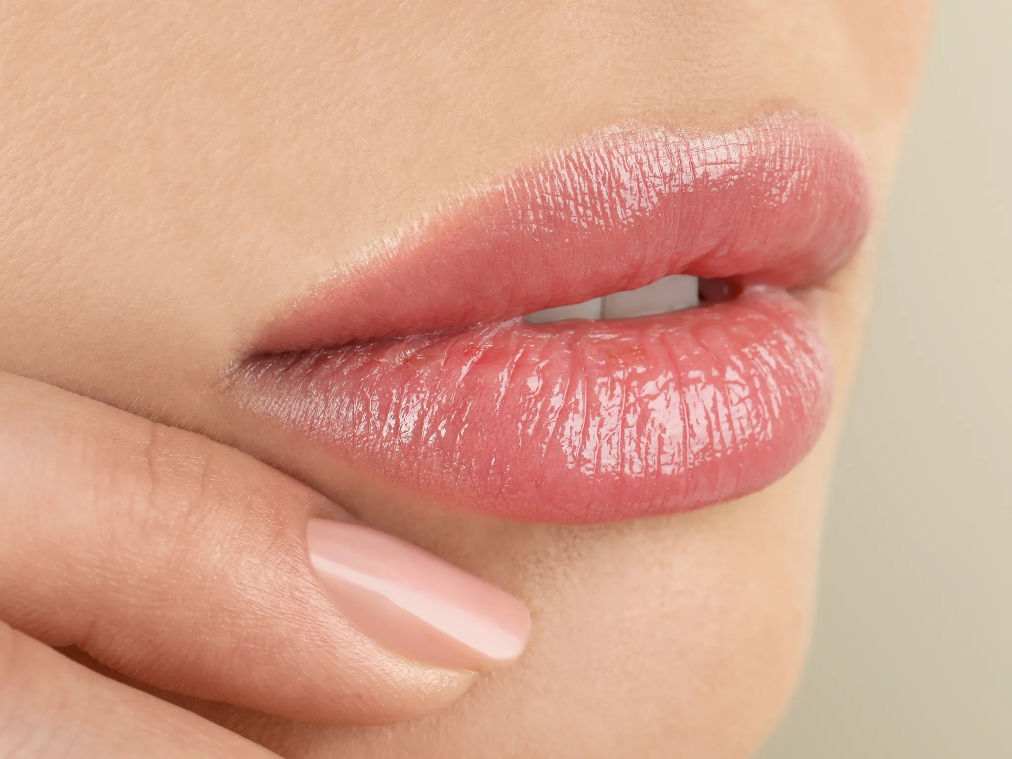 4. Menyamarkan Garis Halus di Bibir_