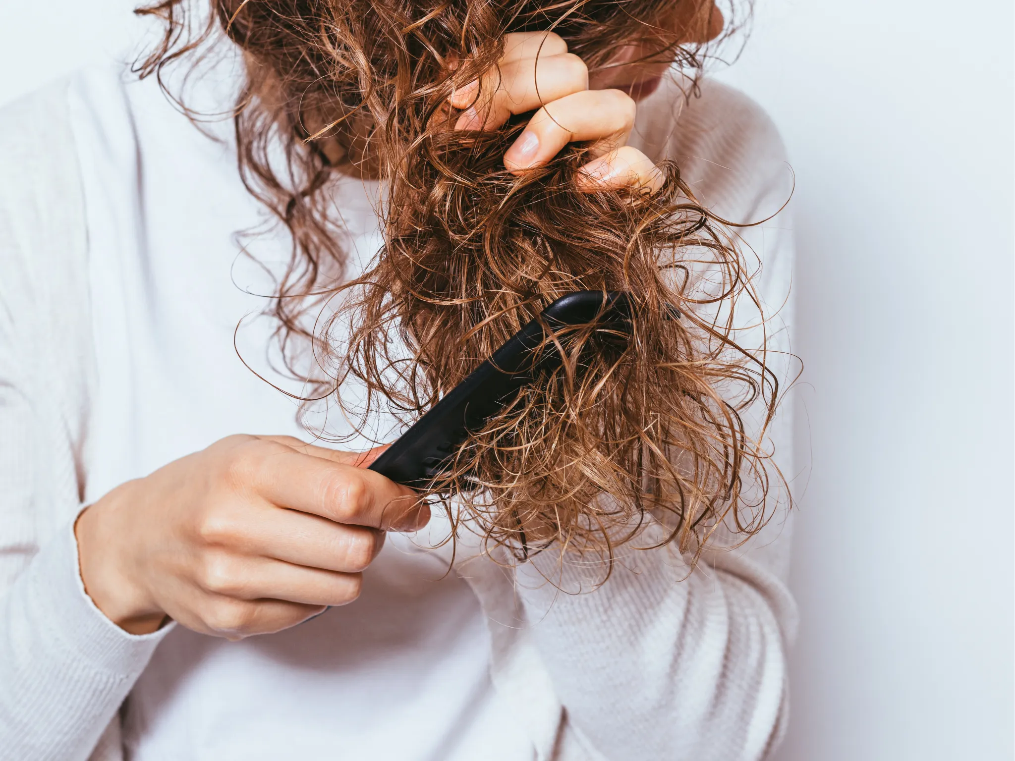 6. Mengurangi Frizz dan Rambut Mengembang_