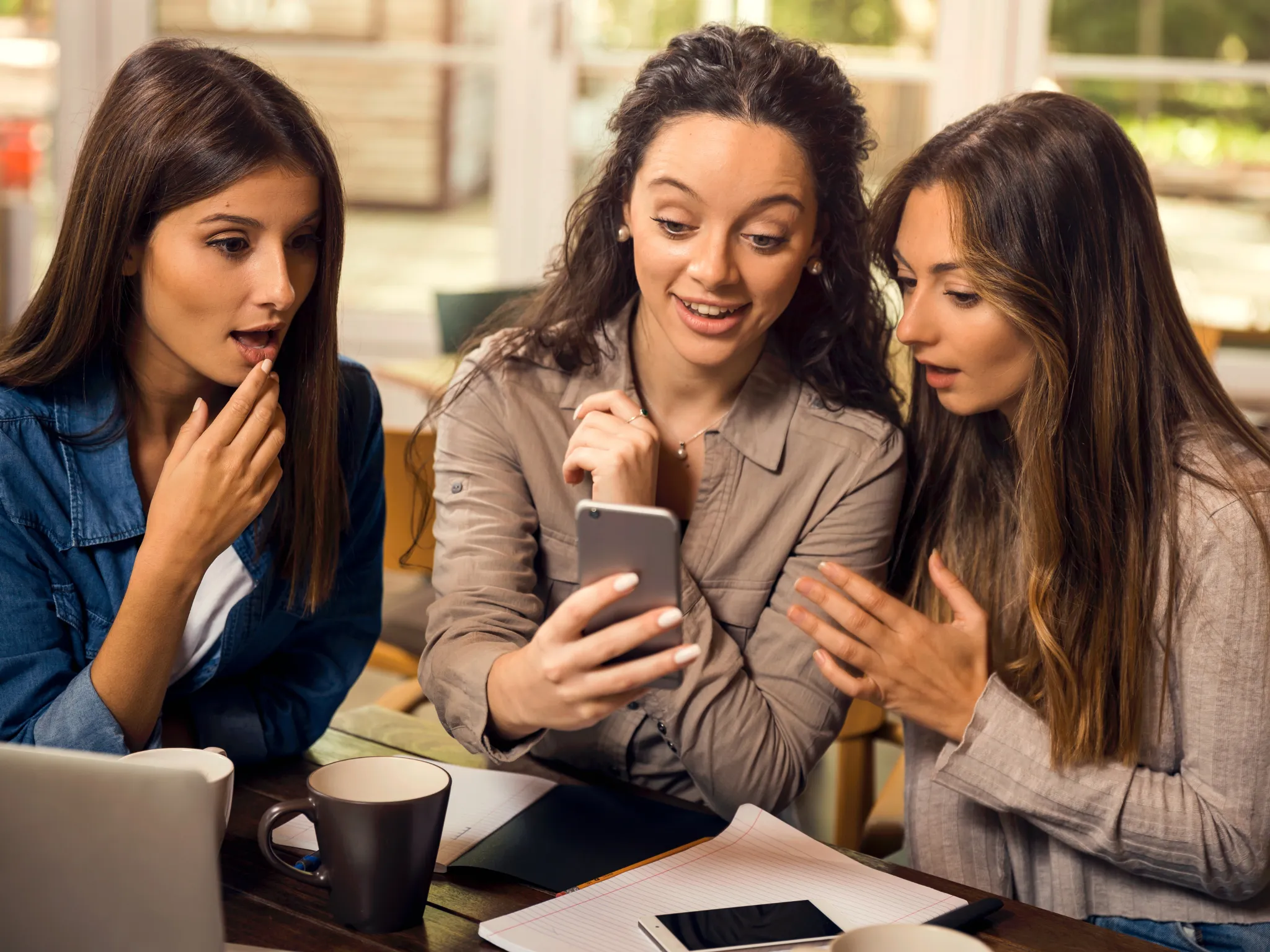 6. Suka Ngomongin Orang Saat Nggak Ada di Tempat_