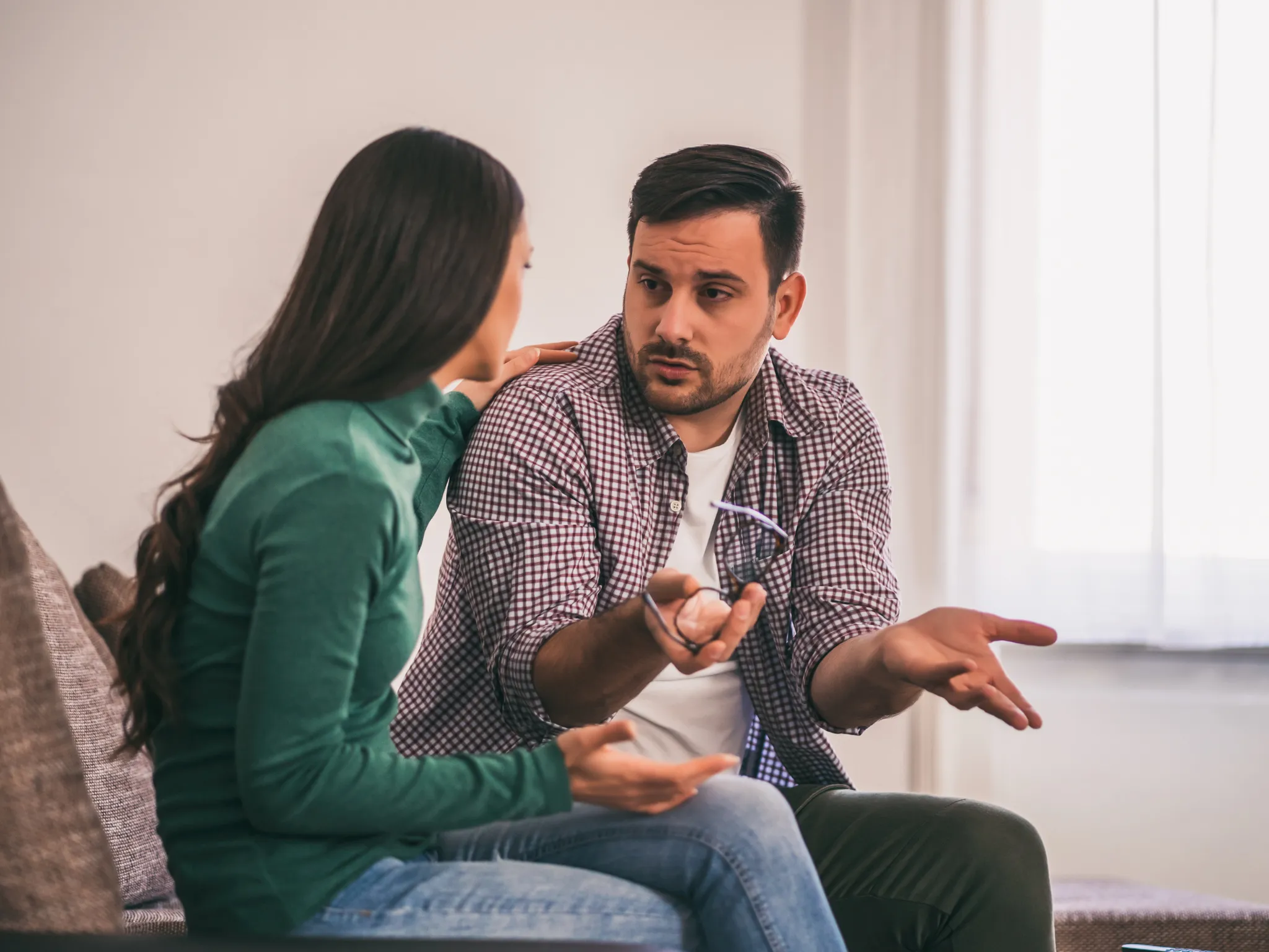 6. Terlihat Gelisah Saat Anda Dekat Dengan Pria Lain_