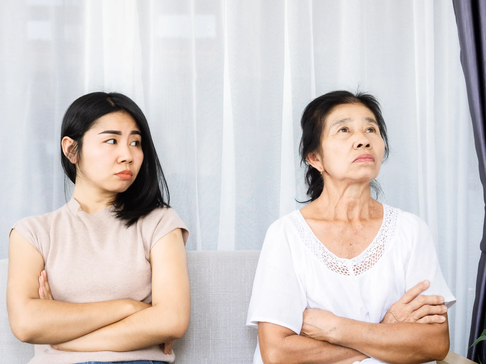 7. Menunjukkan Sikap Dingin di Depan Orang Lain_