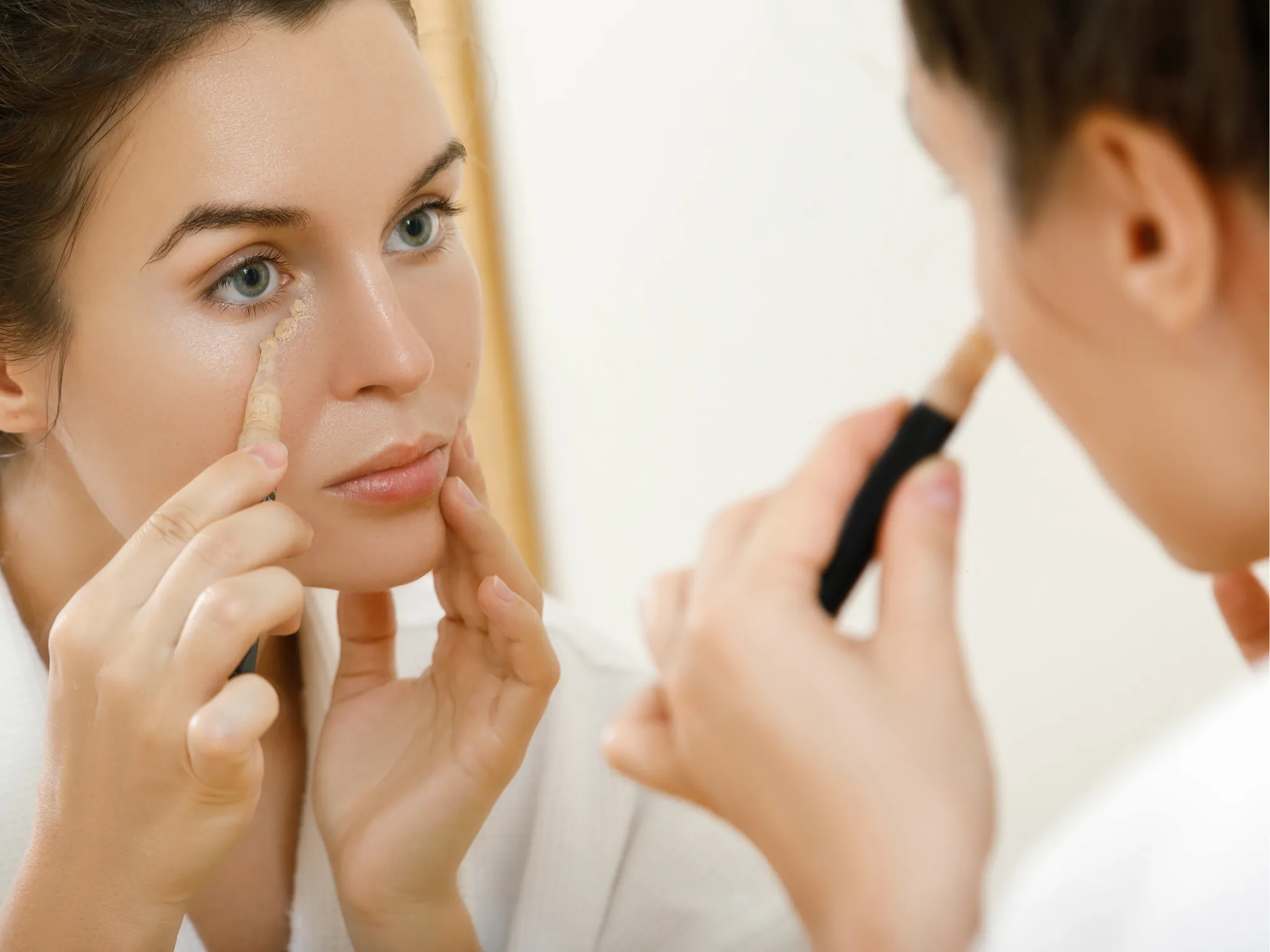 7. Quick Touch-Up Saat Makeup Luntur_