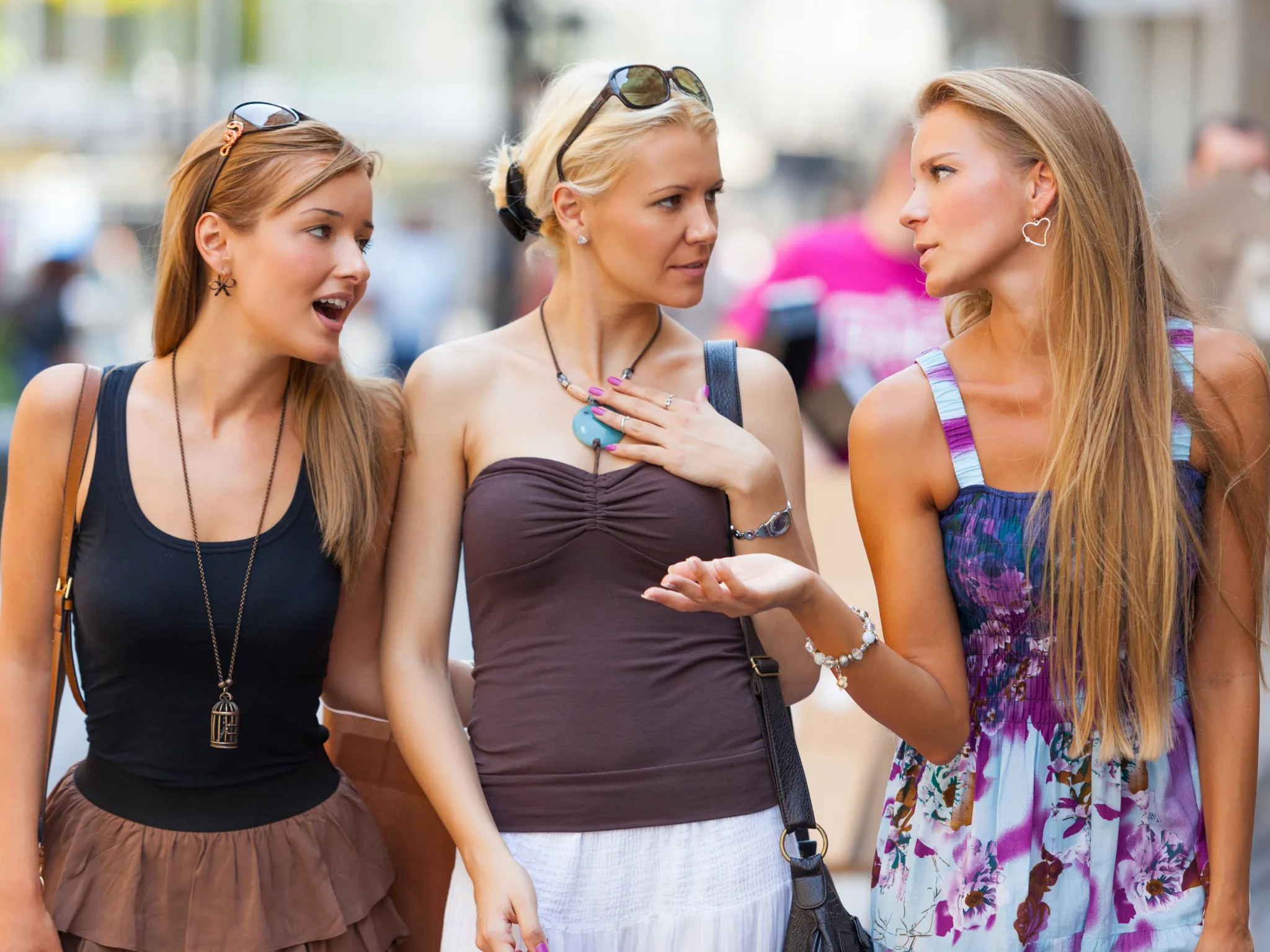 8. Selalu Cari Perhatian Lewat Cerita Orang Lain_