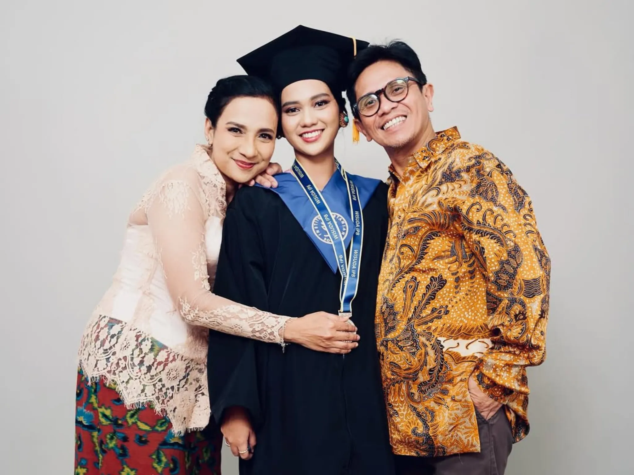 Charlotte, Putri Shahnaz Haque Wisuda dengan Gaun Bersejarah Penuh Kenangan_