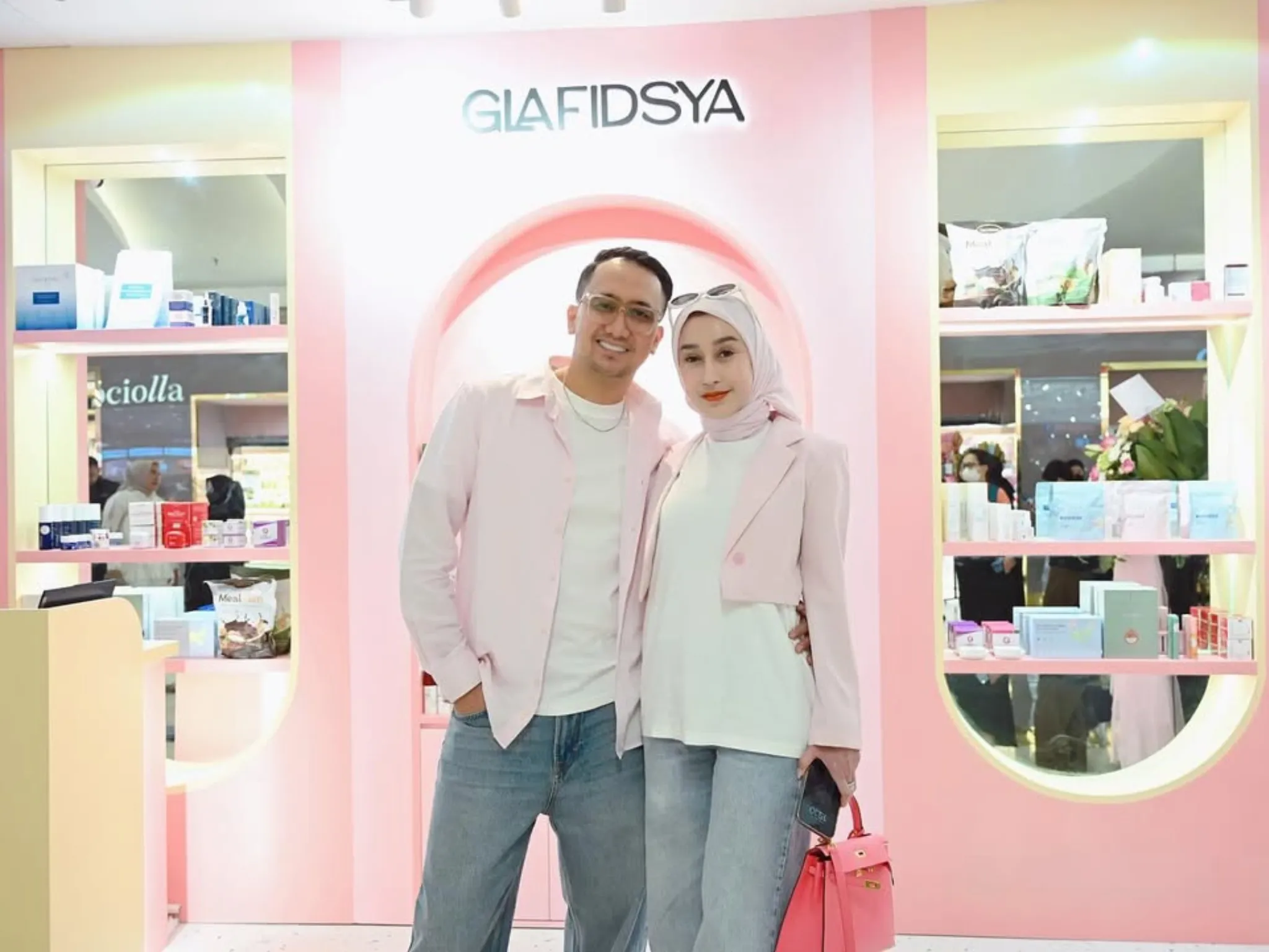 Drama Hukum Tak Halangi Reza Gladys Luncurkan Store Glafidsya Pertama_