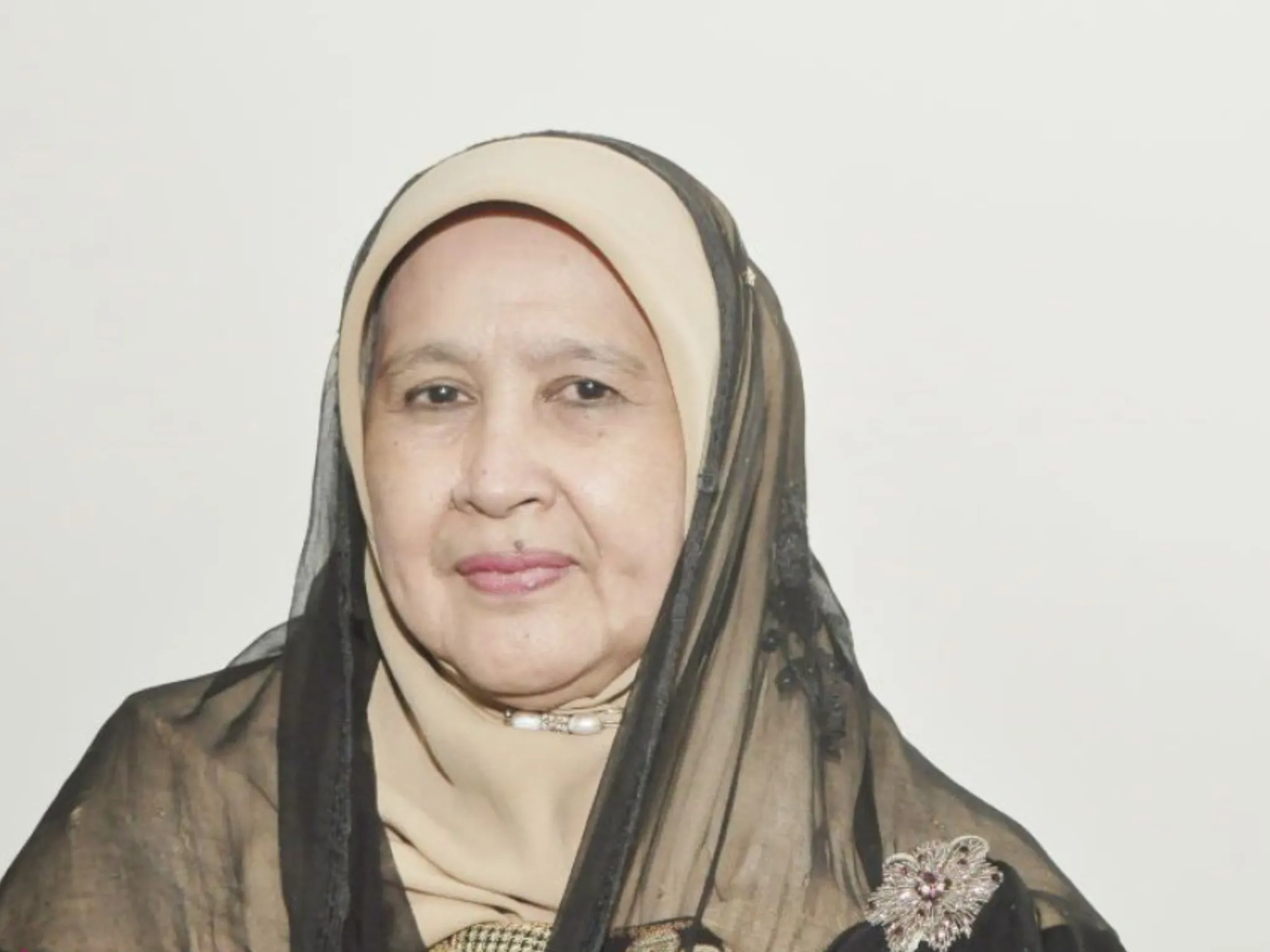 Ramai Isu Penipuan Umrah, Ibu Mendiang Uje Angkat Bicara Lewat Kuasa Hukumnya_