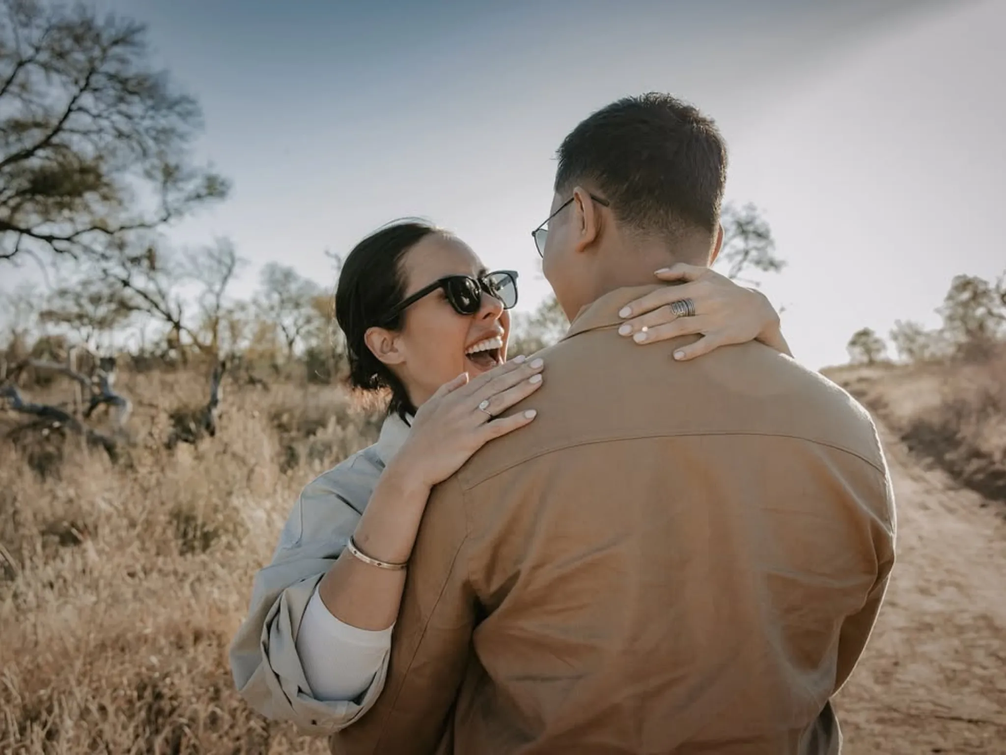 Romantis Banget! Darma Mangkuluhur Lamar DJ Patricia Schuldtz di Tengah Savana Afrika_