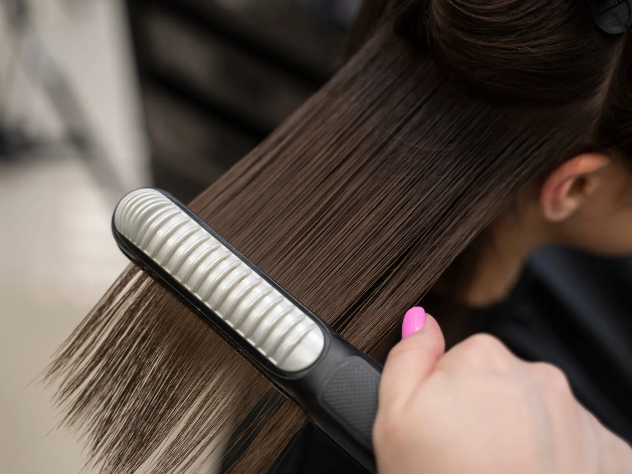 Sama-Sama Bikin Rambut Lurus, Apa Aja Perbedaan Smoothing dan Keratin_