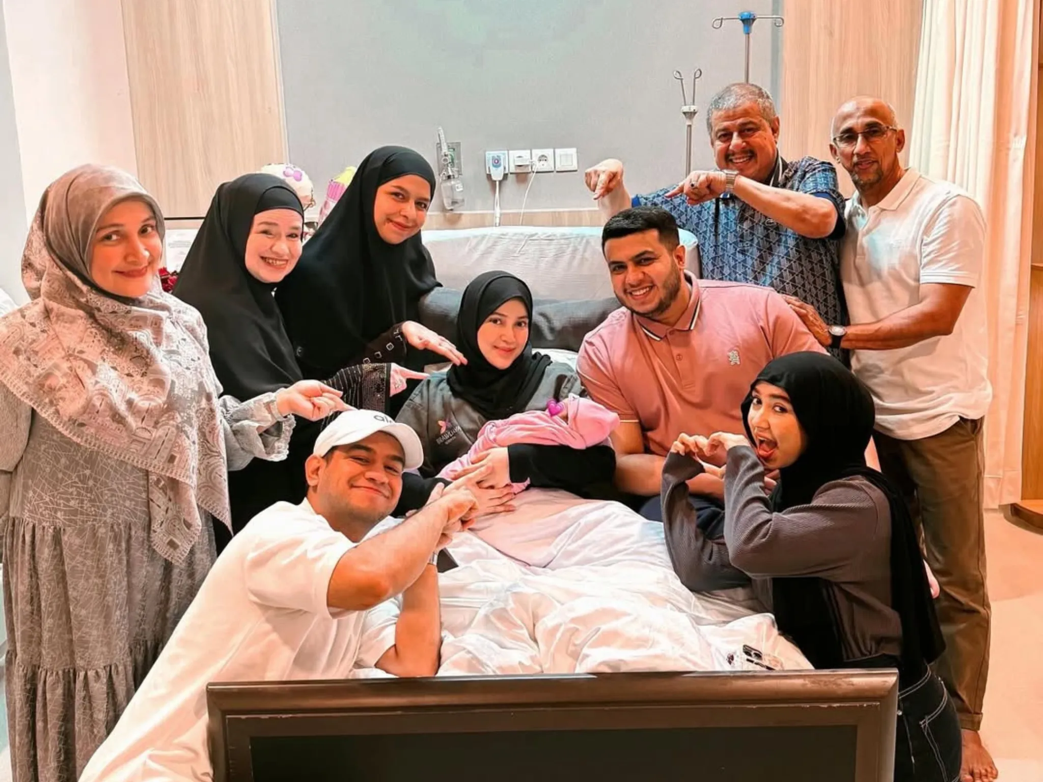 Yislam Jaidi & Miskah Shafa Dikaruniai Anak Pertama, Momen Haru Sambut Aisha_