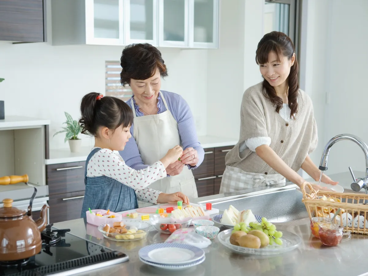 4. Ikut Membantu Tanpa Diminta_